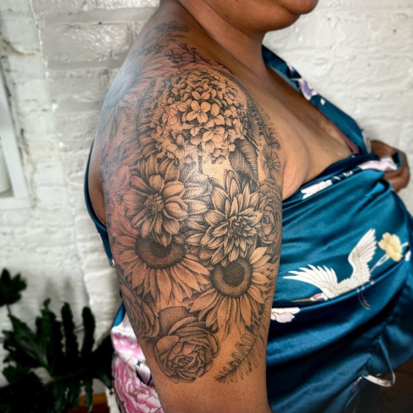 Still shots of this half sleeve. Swipe through to see a closeup of the cutest little honey bee. 🐝 

Visit my profile to see the process video!
🌿🌿🌿
&hellip;
&hellip;
&hellip;
&hellip;
&hellip;
&hellip;
#floraltattoo #halfsleevetattoo #blackandgrey