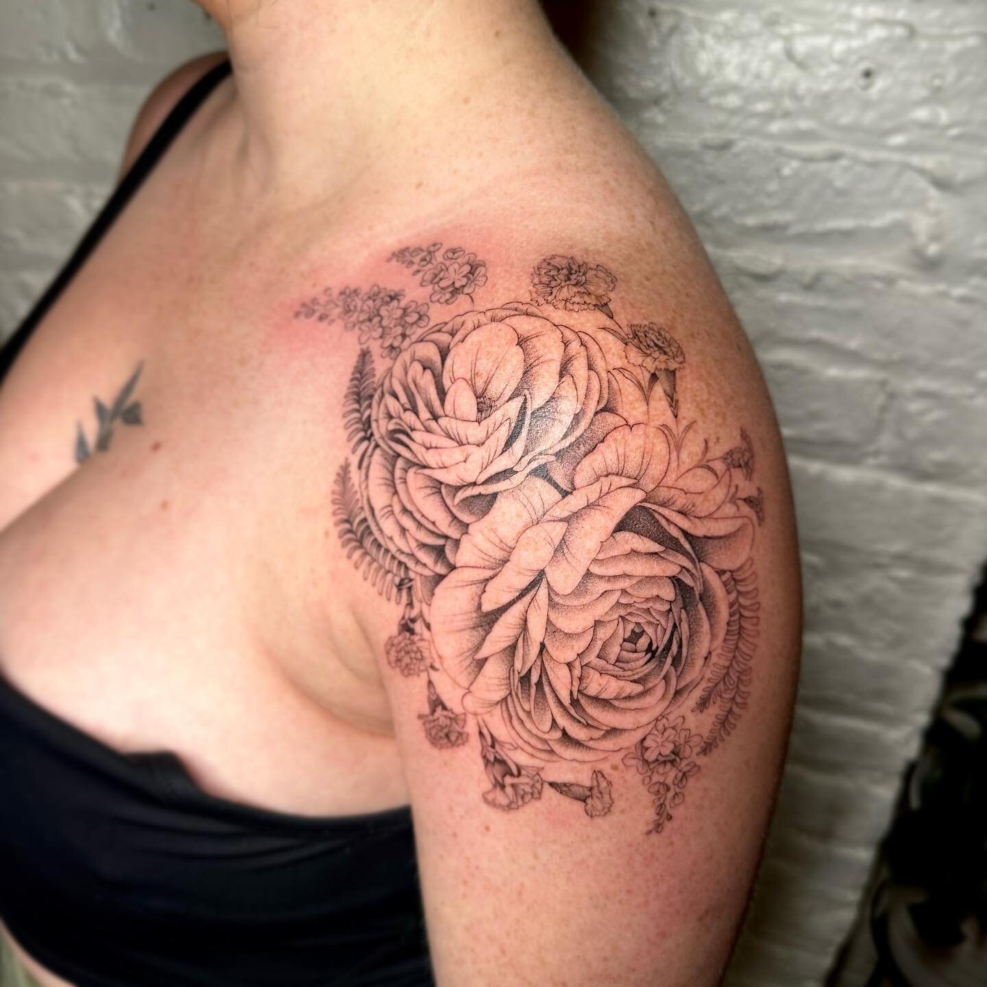 Ranunculus, lilacs, carnations and ferns. 

👉 Swipe to see a close up of those #details 
🌿🌿🌿
&hellip;
&hellip;
&hellip;
&hellip;
&hellip;
&hellip;
#finelinetattoo #dotworktattoo #floraltattoo #flowertattoo #shouldertattoo #singleneedletattoo #chi