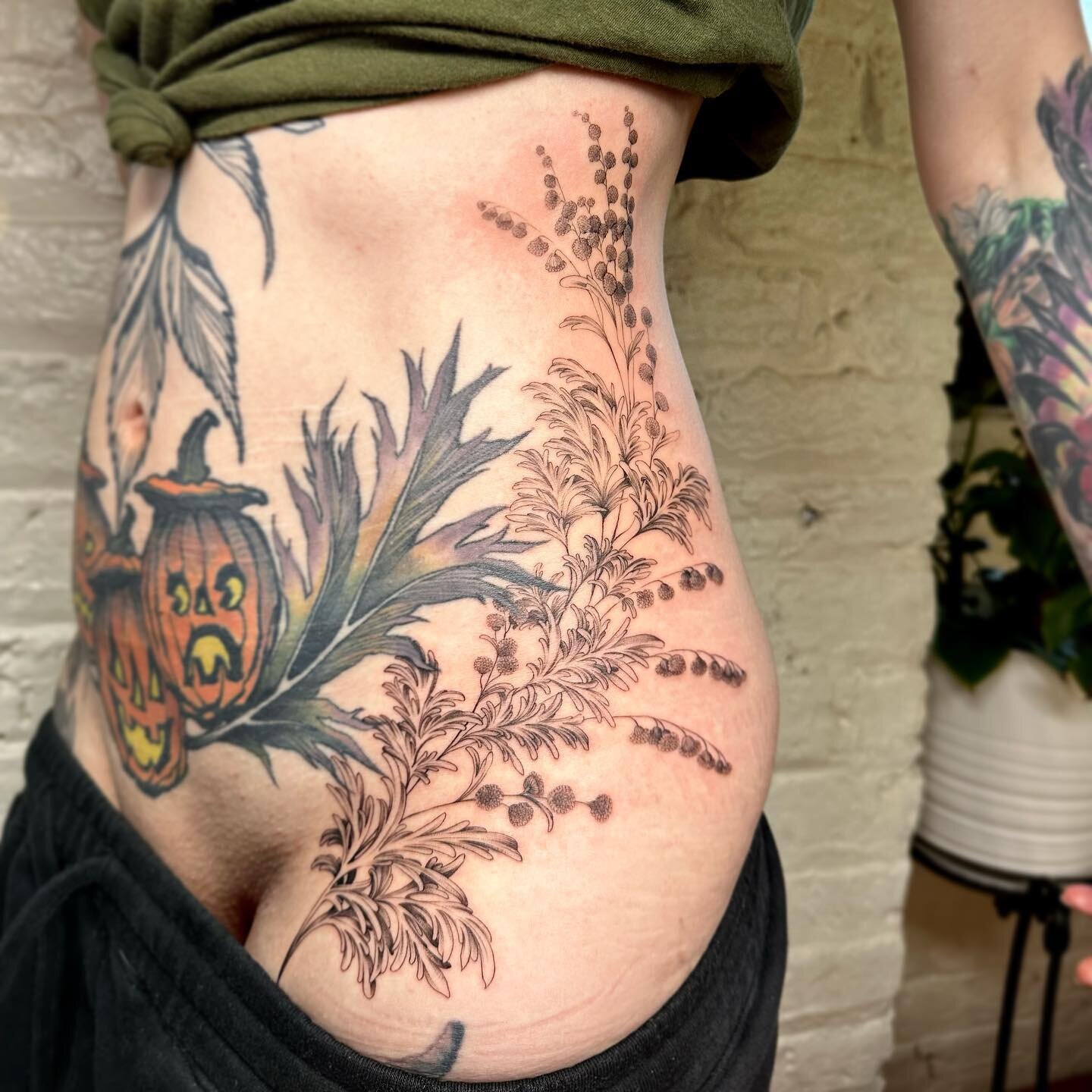 I can&rsquo;t believe the amazingly talented @awinthrop_art let me tattoo her! Check her out, she&rsquo;s a tattoo artist herself and one of my wonderful coworkers. 

Wormwood flowers. Most of you may or may not know, this is the ingredient for the i