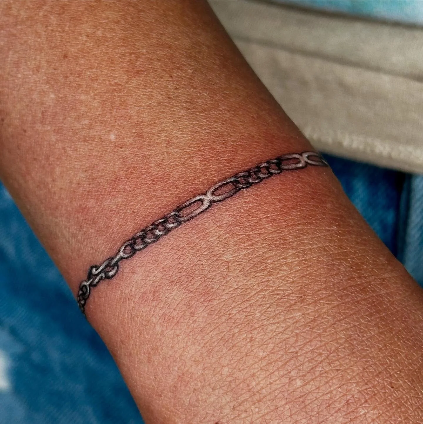 Her grandmother&rsquo;s bracelet ✨
She thought it was lost forever on a trip to Mexico&mdash;but it was waiting safely at home. She decided to get it tattooed so she can never lose it again! 🖤 Do you have a piece of jewelry you&rsquo;d like to memor