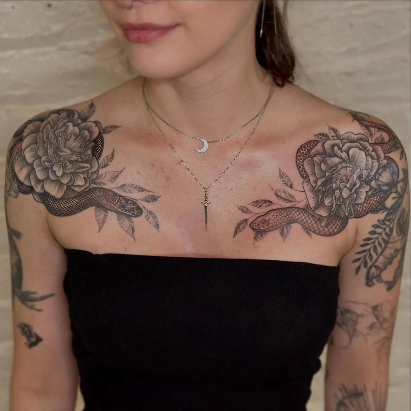 Snakes and peonies &mdash; it&rsquo;s giving devil/angel vibes 🐍🌸

👉 Swipe to see all the little details. 👉

I absolutely loved creating this piece! Thank you to the wonderful @chrome.catt for trusting me with this tattoo. She&rsquo;s one of my f
