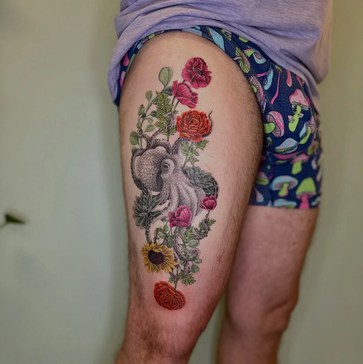 🪸 Octopus&rsquo;s Garden 🌺✨

I love the contrast between the delicate fine-line octopus and the bright, colorful flowers! This piece is an homage to his wedding flowers &mdash; featuring ranunculus, sunflowers, silver dollar eucalyptus, poppies, an