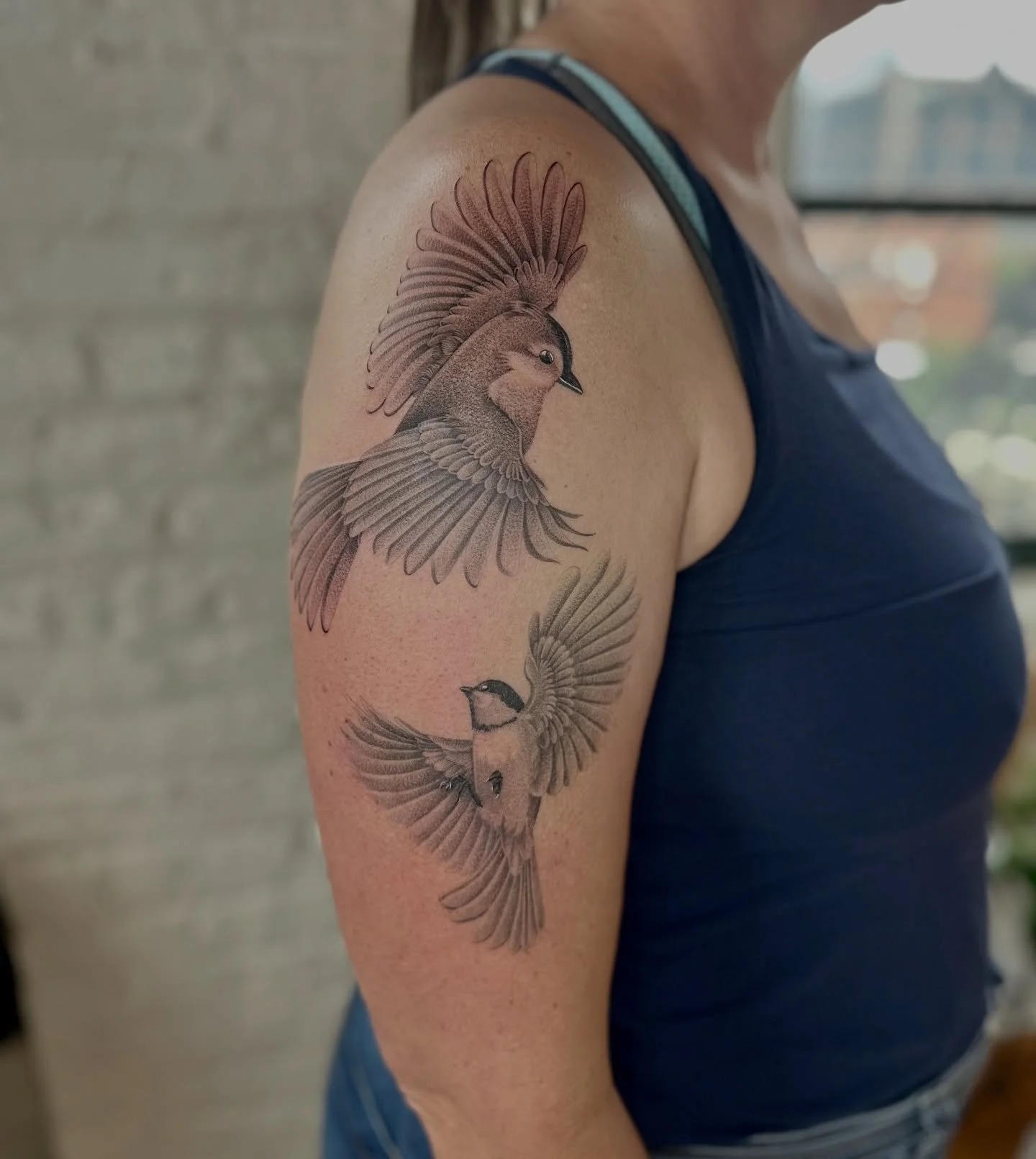 🐦 A tufted titmouse and a black-capped chickadee in flight &mdash; give me a bird tattoo any day of the week! I&rsquo;ll never get tired of all those tiny feather details. 🪶

I rarely post works in progress, but this one&rsquo;s too good not to sha