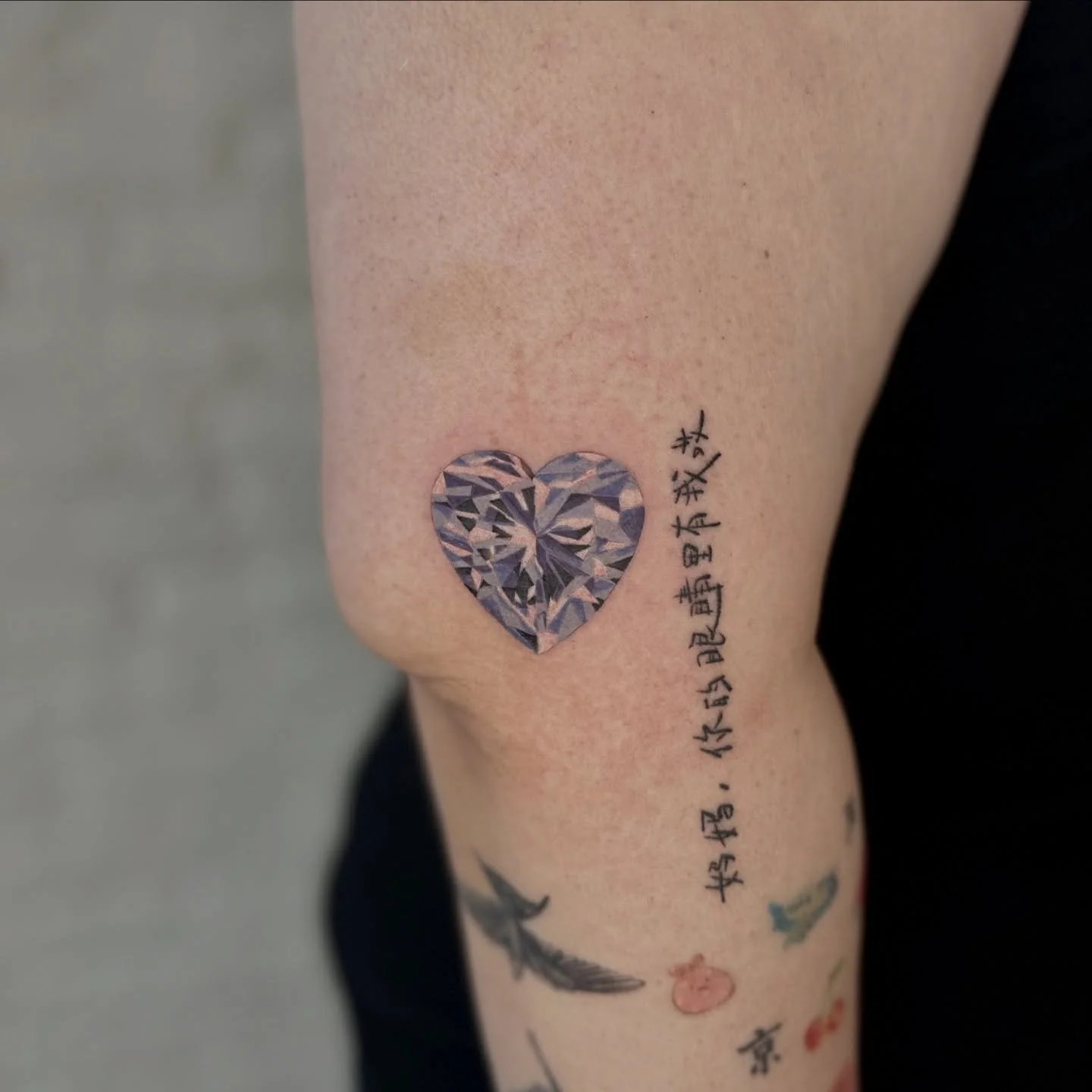 Heart-shaped diamond for her daughter ✨ I love bringing jewels to life!

Swipe to see a ✨healed✨ photo of the sparrows in flight, representing her family. 10 months healed. 🤍

Disclaimer: The script and small color pieces are not my work.

#fineline