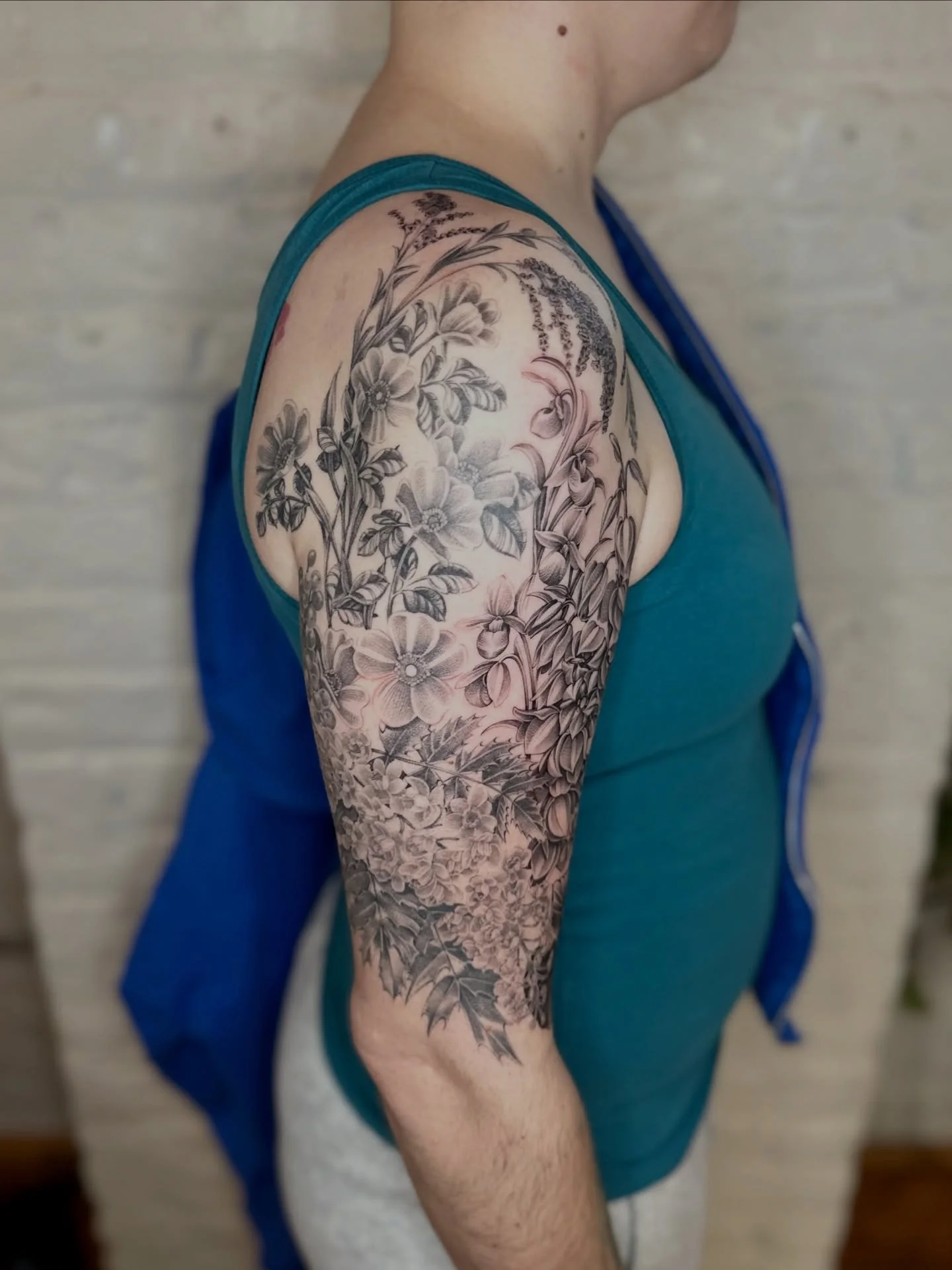 A half sleeve telling the story of everywhere she&rsquo;s ever lived 🌿
I love this unique representation, each place leaving its own footprint, woven together through florals.

Featuring:
Lady Slippers (Minnesota), Wood Violets (Wisconsin), Yucca (N