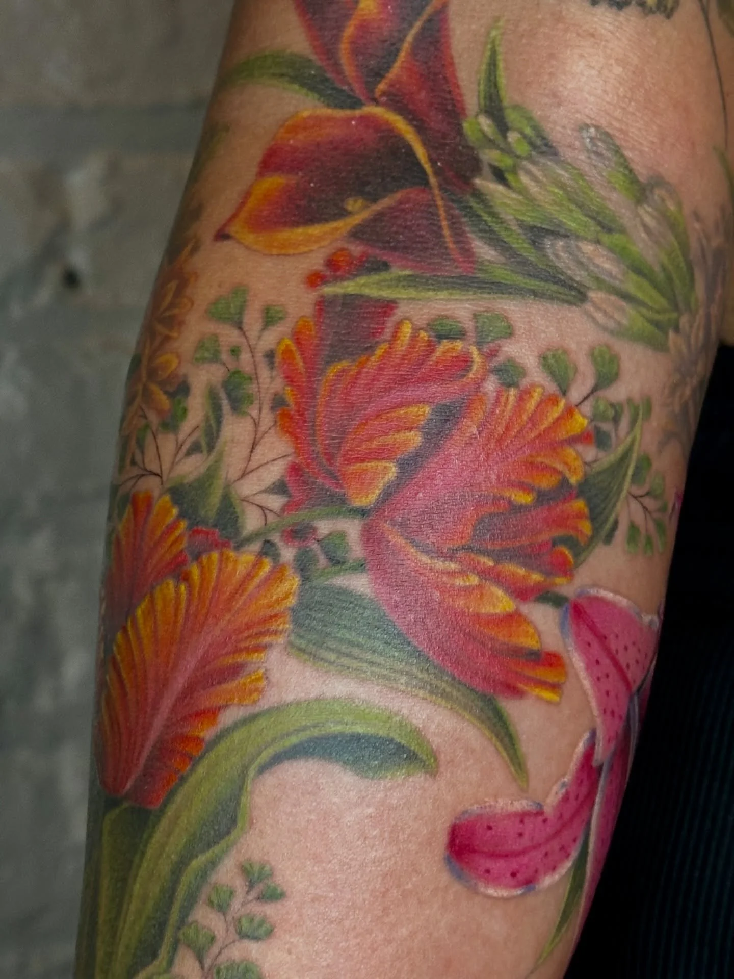 ✨ Parrot tulips might be one of my favorite flowers &mdash; the colors are unreal! 🌈🌷

Featuring: parrot tulips, maidenhair ferns, tuber roses, calla lilies, and a stargazer lily.🌿✨

Ginkgo leaves, and everything above the calla lilies was done by