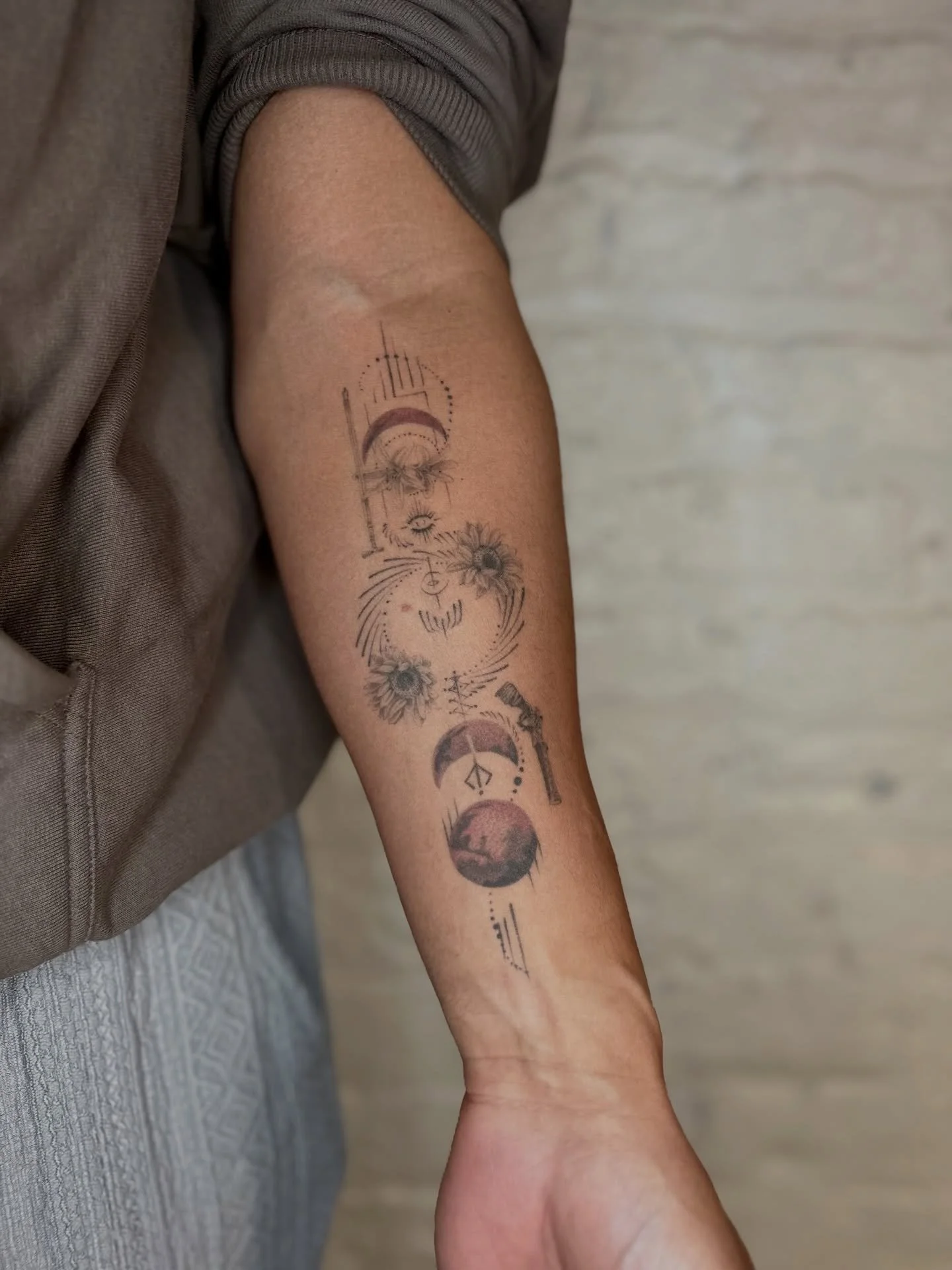 Bloodborne tattoo &mdash; 7 months healed 🩸🗡️ No touch-ups needed.

Featuring symbols, florals, and weapons from the game. While I haven&rsquo;t personally played Bloodborne (yet 👀), I&rsquo;m always happy to nerd out. Florals might be my specialt