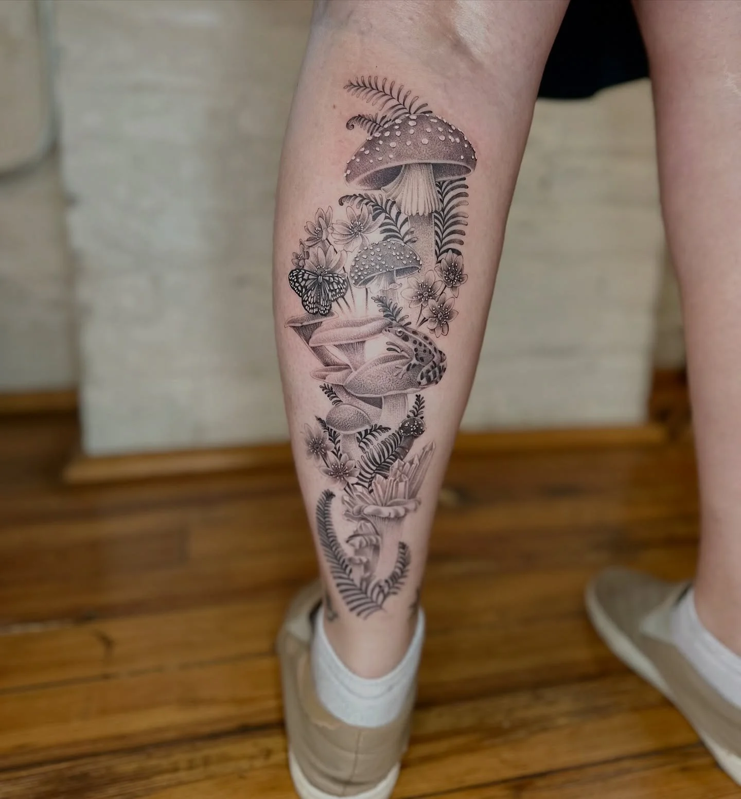 🍄✨ This mushroom tattoo is absolutely magical &mdash; truly the stuff of my dreams! Thank you so much for trusting me with this witchy little forest floor scene. 🌿

I&rsquo;d love to do more pieces like this. Can you spot all of the little forest f