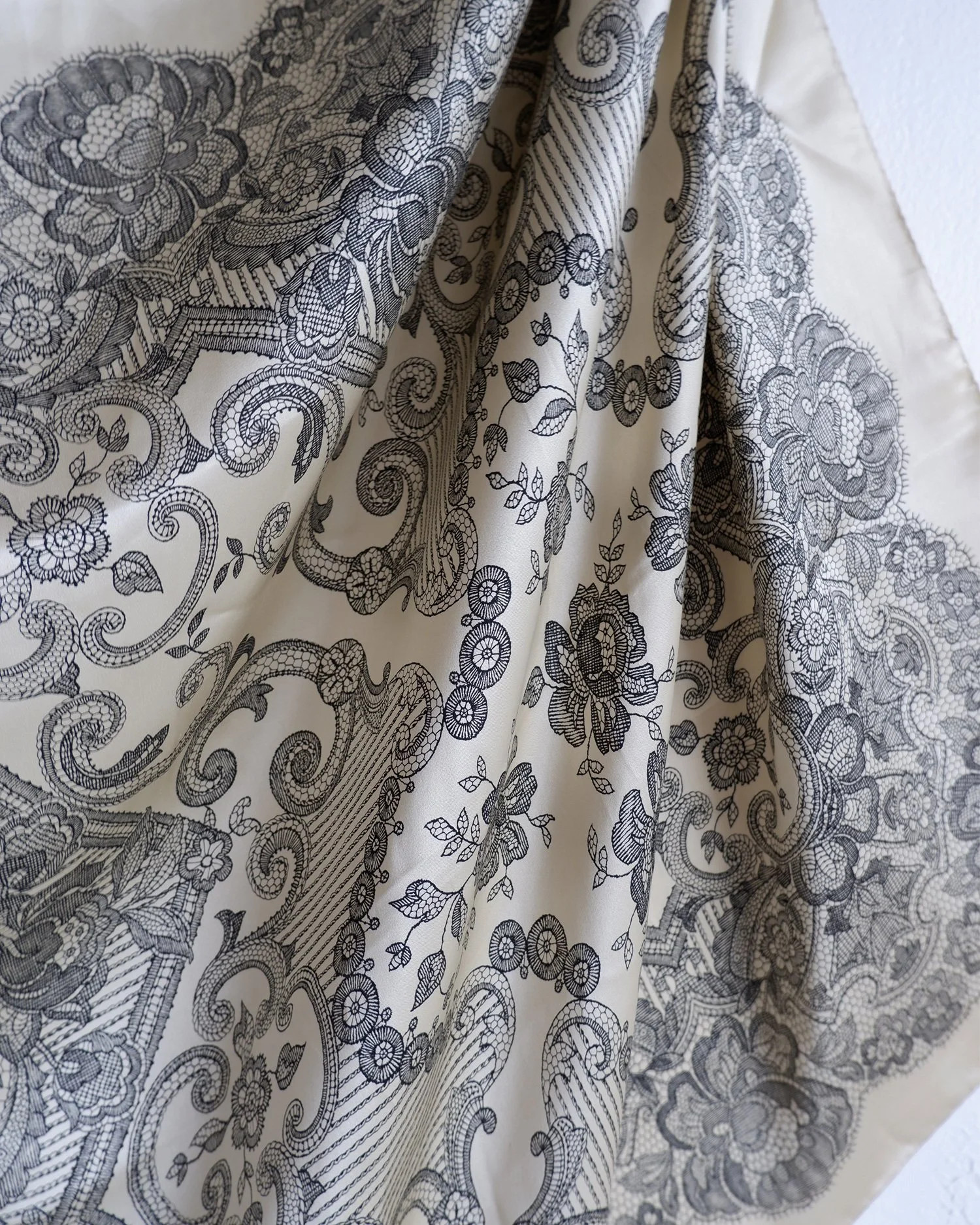 Foulard En Soie ESCADA Vintage - 85x90 Cm - Multicouleur - Occasion