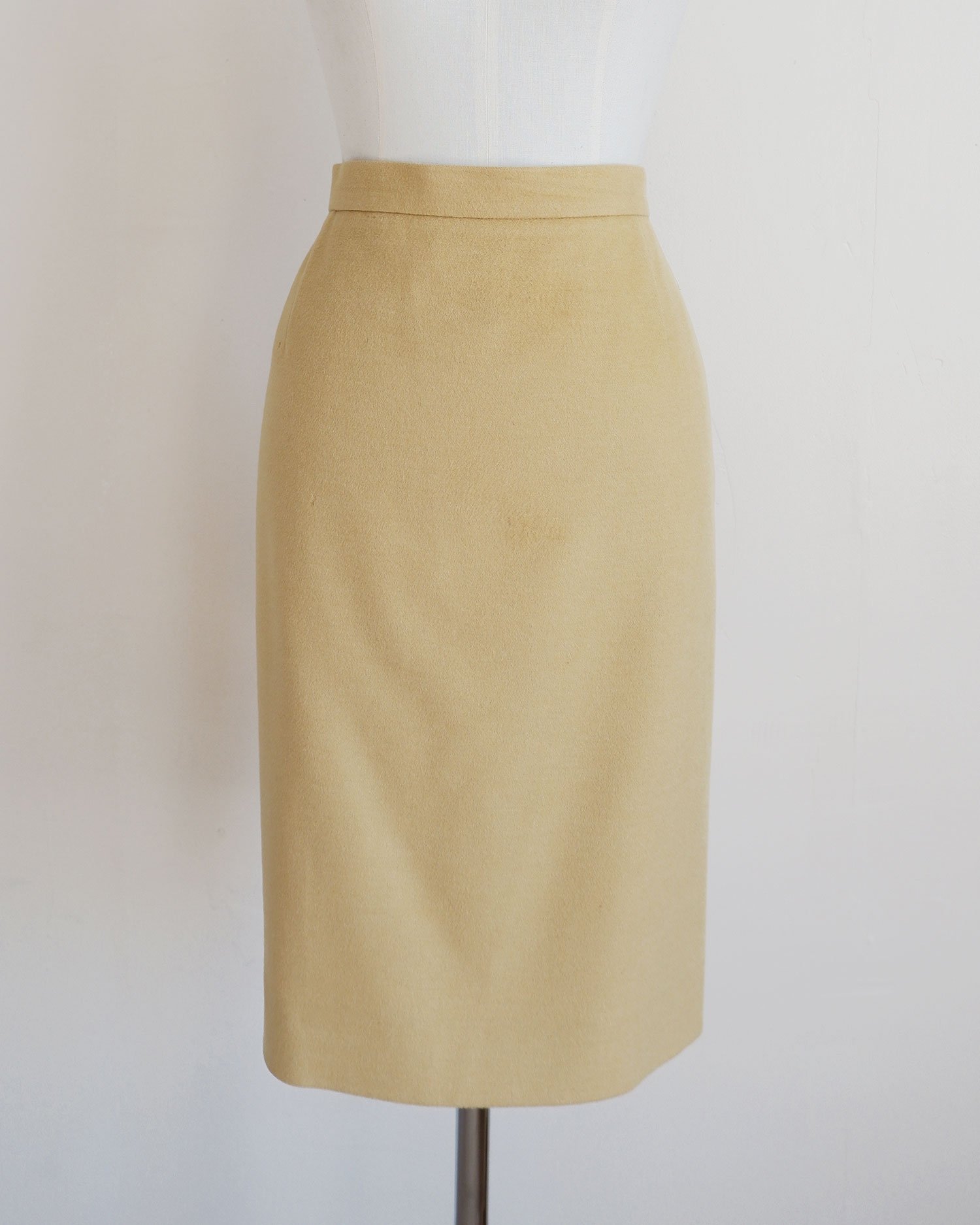 jaegeryellowskirt3.jpg
