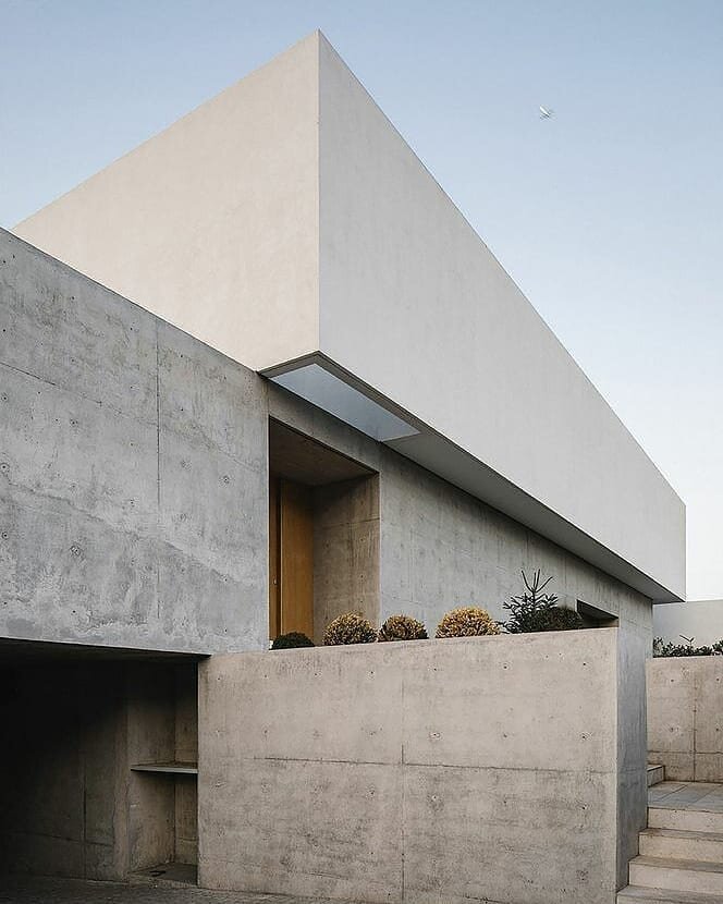 Exposed concrete elements add a touch of industrial aesthetic 
📷 @minimalismoarchitecture