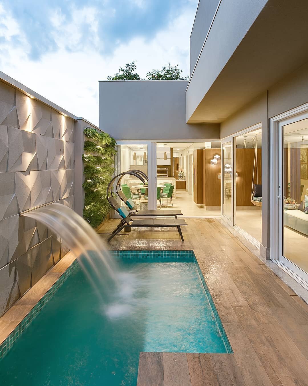 The outdoor living feels like Palm Beach, with resort style pool &amp; spa with water fall, a huge open terrace and disappearing pocket doors
📷 @fellipelima.fotografia