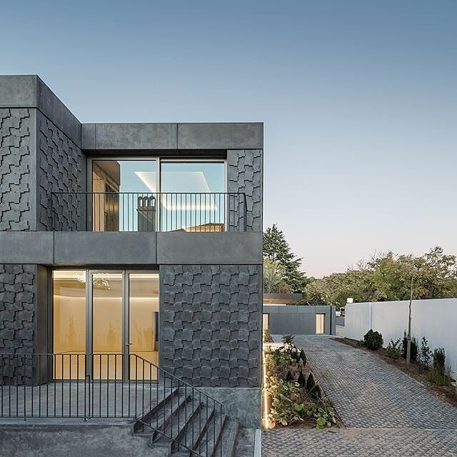 Loving the facade of this home
📷 @joaodmorgado