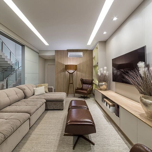 Netflix marathon in this family room this weekend, anyone?
📷 @farinazzoarquitetura
