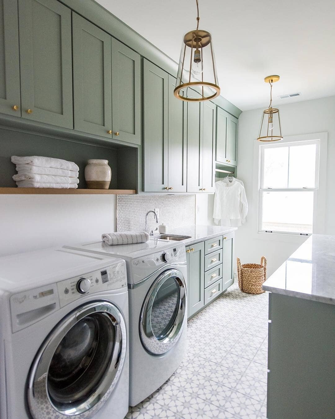 Laundry ain't a chore when you have this laundry room
📷 @whittneyparkinson