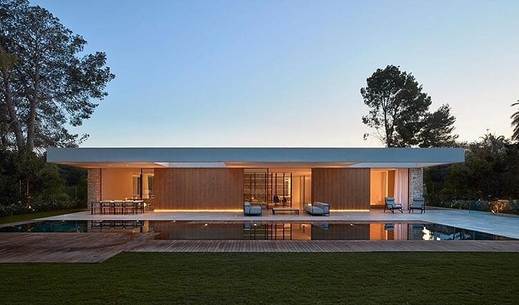 This modern transitional masterpiece epitomizes stylish coastal living surrounded by mature landscapes and private pool
📷 @ramon_esteve