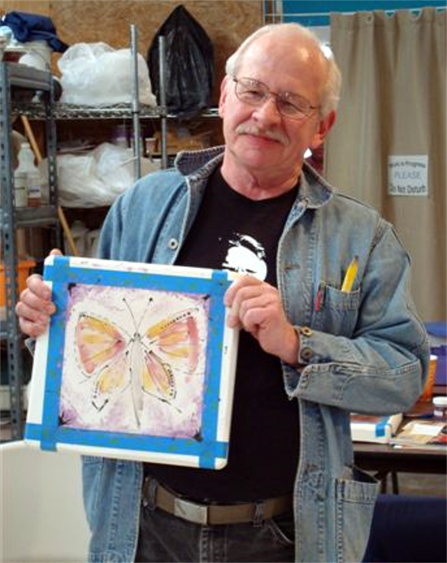 man_holding_art_befjul18_w.png