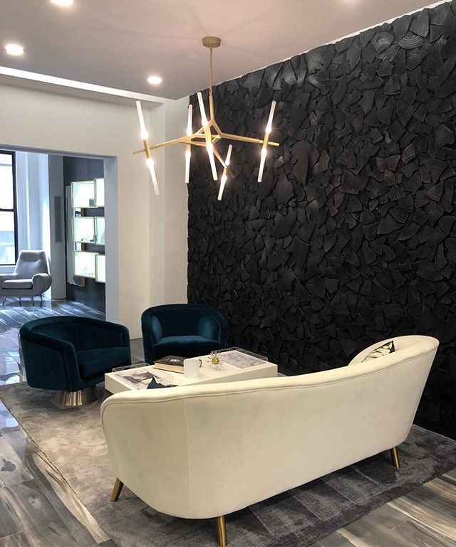Diamonds are forever but that doesn&rsquo;t mean spaces have to be. Swooning over the mixed metals and velvet upholstery in the new @fabrikant1895 showroom... and the jewels weren&rsquo;t too bad either 😍
.
.
.
.
.
#luxury #luxurydesign #architectur