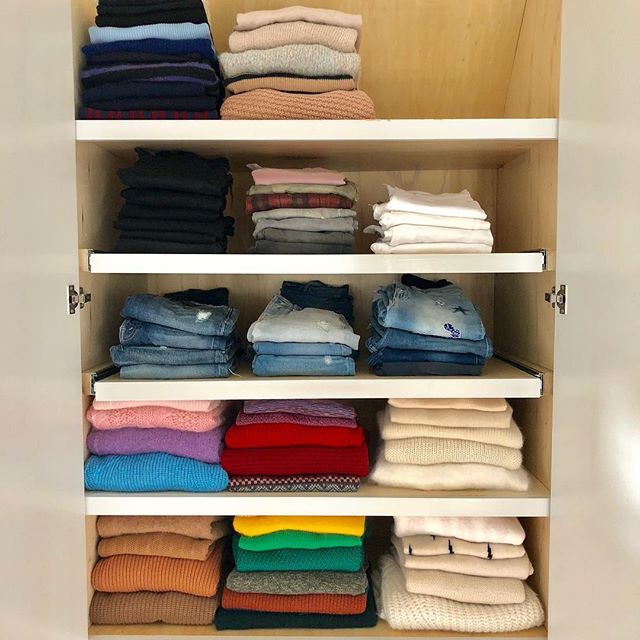 (Jean)ious fall stacks.
Sweater weather ready✔️ Accessibility ✔️ .
.
.
.
.
#spacelift #organized #luxurydesign
#modernliving #designideas 
#easyliving #simplify #declutter
#homesweethome #inspo
 #neatandtidy #harteyourhome #walkin #lineduplife #sweat