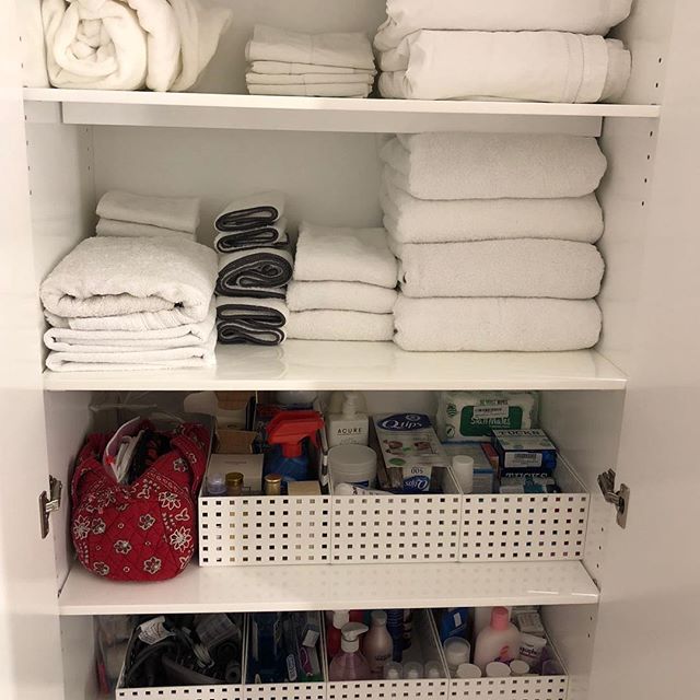 Linen closet on point 👍🏻@thecontainerstore .
.
.
.
.
#spacelift #organized 
#modernliving #designideas 
#easyliving #simplify #declutter
#homesweethome #interiors #inspo #neatandtidy #harteyourhome #containerstore #lineduplife #likeitbricks #folded