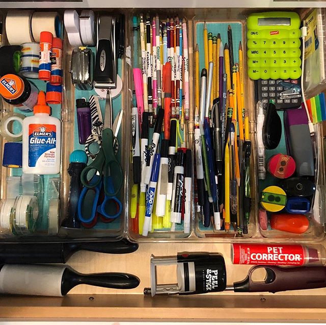 Categorize it ✏️🖍✂️
.
.
.
.
#spacelift #organized #luxurydesign
#modernliving #designideas #schoolsupplies 
#easyliving #simplify #declutter
#homesweethome #interiors #inspo
#drawerenvy #neatandtidy #harteyourhome #containerstore #lineduplife