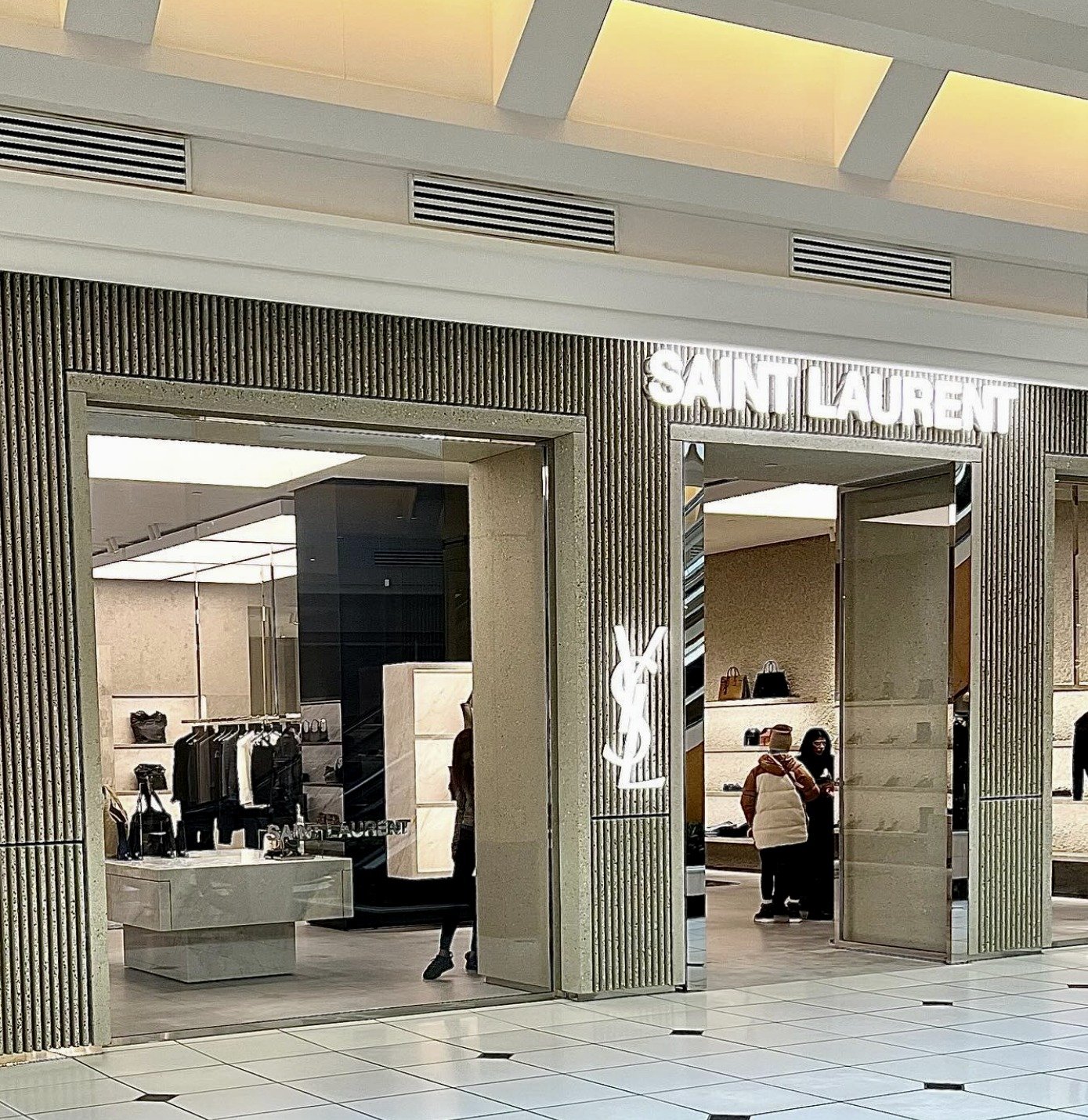 A special feature today - we worked on the facade for the Yves Saint Laurent stores in multiple locations throughout the US and Canada💎

This brutalux cladding is made of glass fiber reinforced concrete, and is installed with custom made connectors 