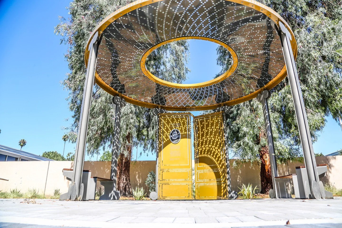 Saya Woolfalk created this beautiful Ruth Bader Ginsburg monument as part of an initiative, which honors influential women in history🙌And fun fact: to keep this project on theme with representation, all the engineering was done by Rbhu's woman engin