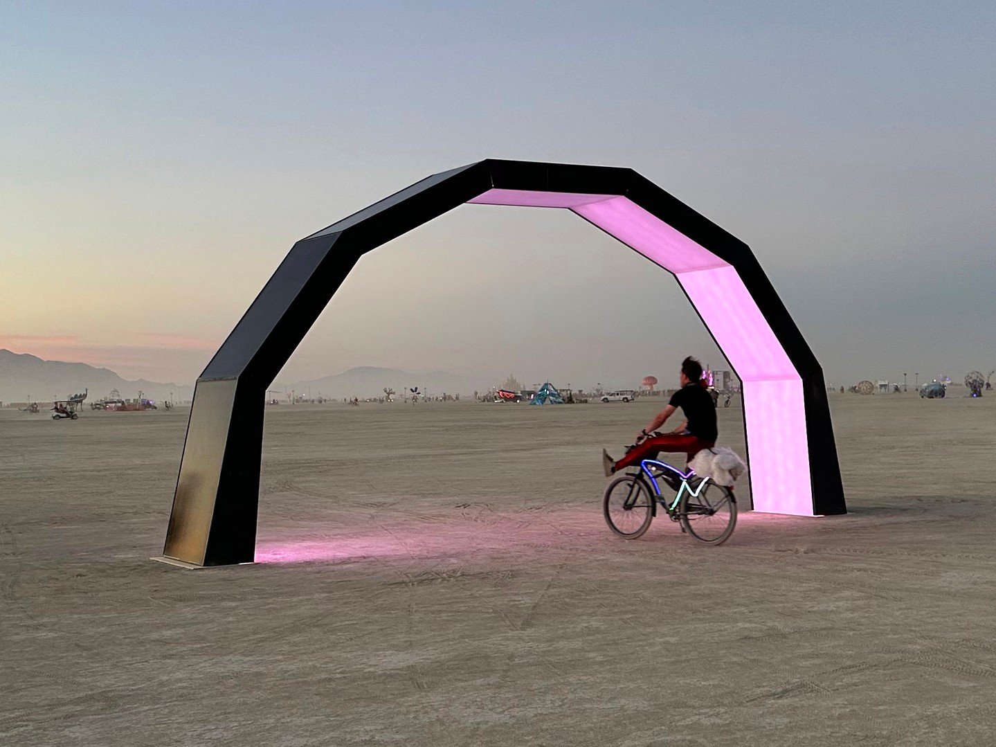 Reminiscing on warmer days, we immediately thought of "Solar Bridge" by fnnch from Burning Man 2024☀️

"Solar Bridge" is fully sustainable and solar-powered with all of its needs contained within itself! The lights turn on every d