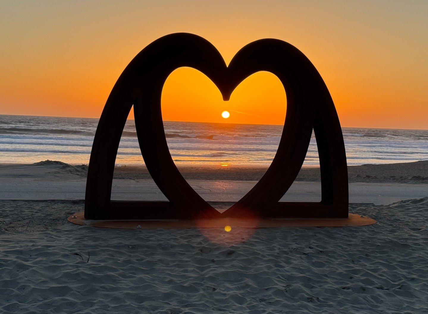 Happy Valentine&rsquo;s Day to all who celebrate💘In honor of this holiday of love, today&rsquo;s feature is &ldquo;Wave Heart&rdquo; by Wes Skinner! 

This sculpture, made from Corten weathering steel, creates a place to come together and enjoy the 