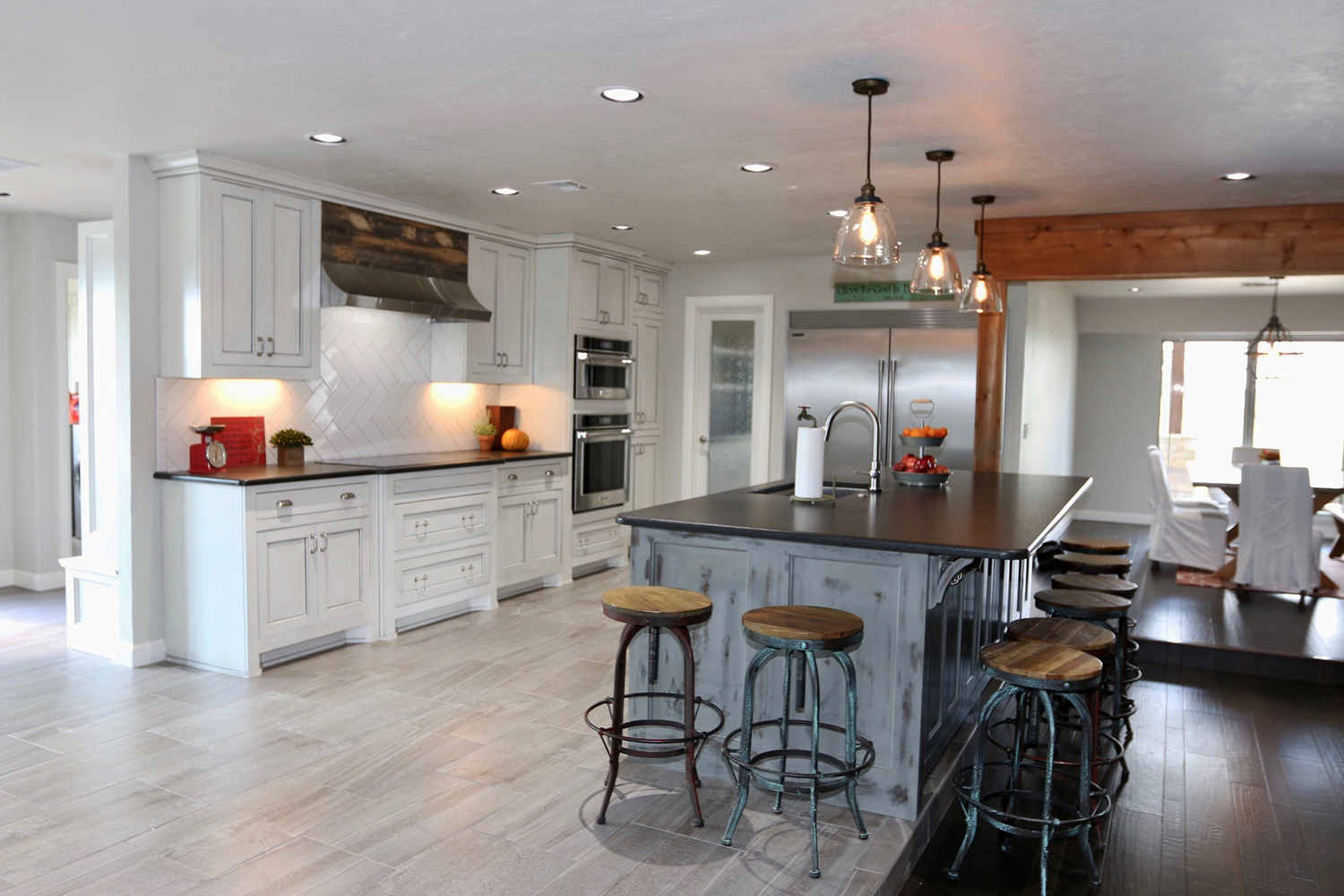 modern_farmhouse_kitchen.png