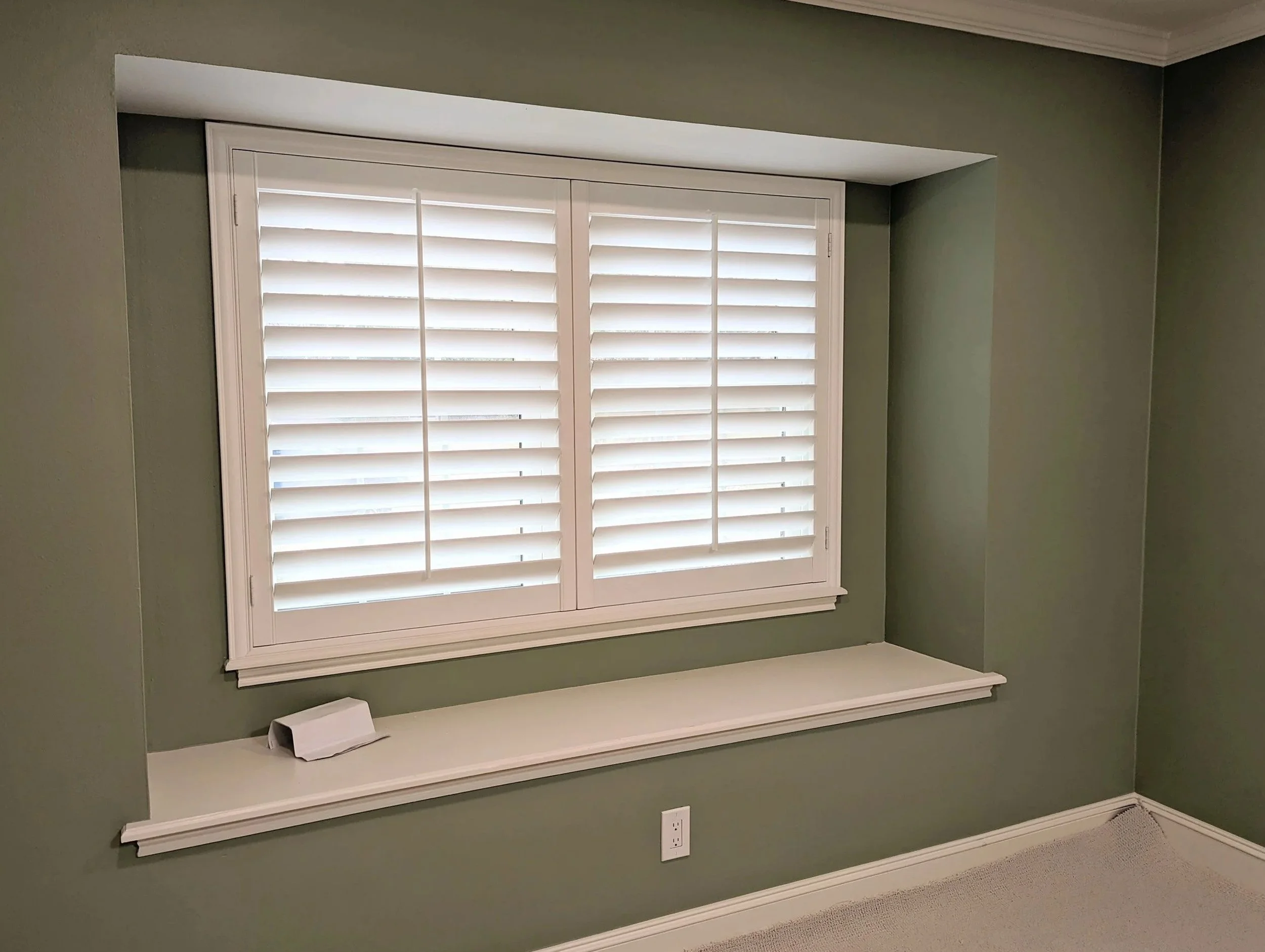Plantation shutters with 3.5-inch louvers, a front tilt rod, and an inside-mount L-frame in a Houston bedroom.