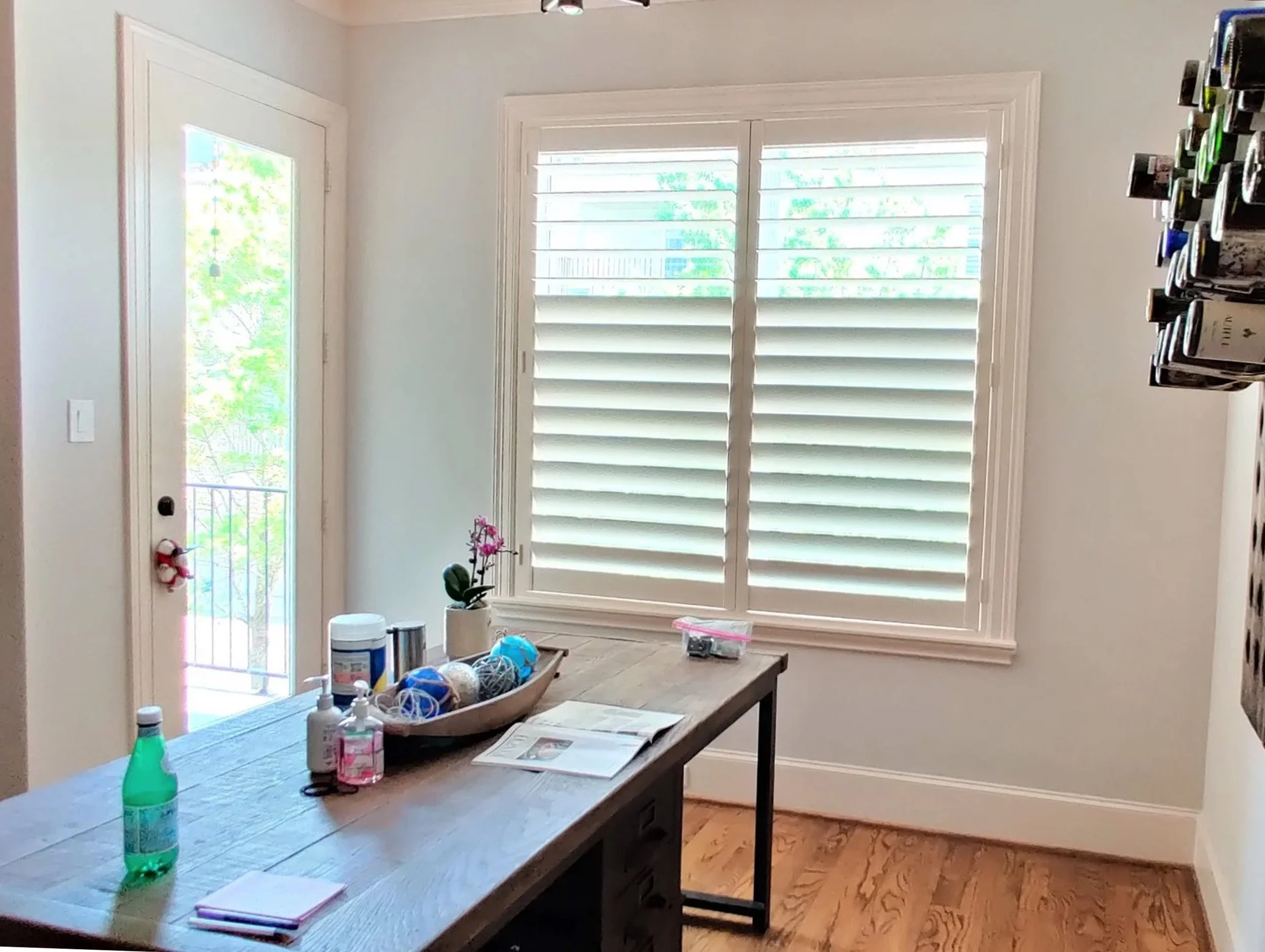 White plantation shutters with 4.5-inch louvers, hidden rear tilt, 33/67 split tilt, and an inside-mount L-frame in a Houston breakfast nook.