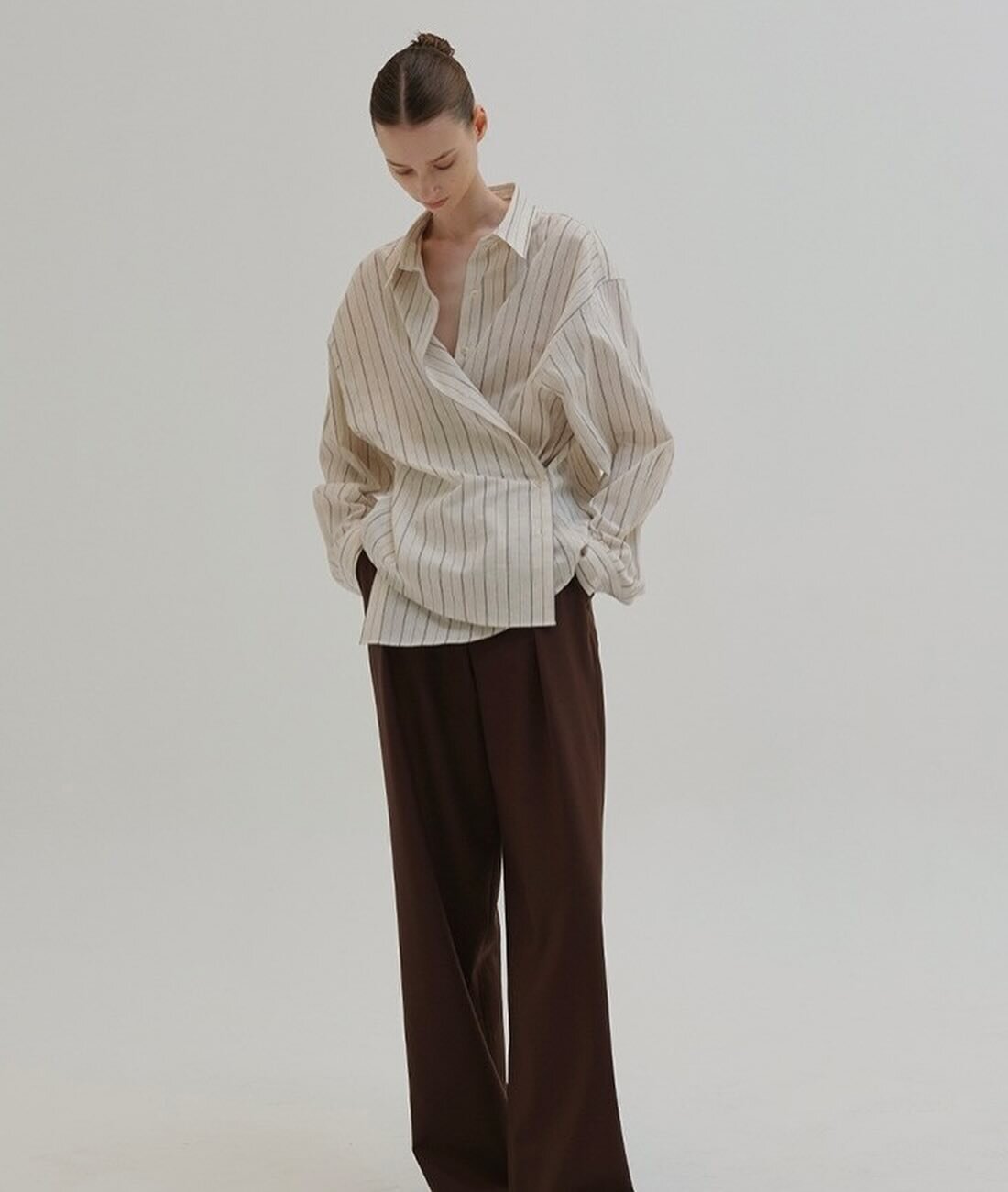 To create a relaxed vibe with an offbeat shirt pairing with @wjystudio , you can experiment with slightly slouching or draping the shirt off one shoulder. Pair it with loose-fitting pants or a skirt to achieve a casual, laid-back look. Opt for soft f