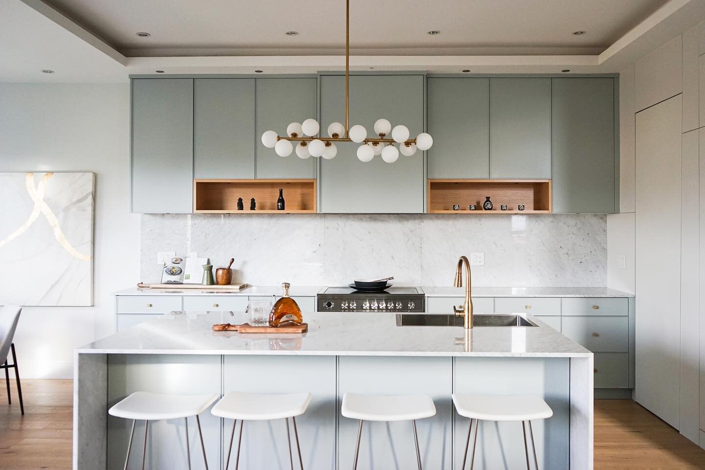 MINT
A modest palette of powdery light gray hues and relaxed mint gray. What kitchen colors in your dream home? 🧑&zwj;🍳 
⌂
⌂
⌂
#designbuild #architect #interiors #bhausliving #houses #mint #tiffanyandco #green #kitchen #interiordesign #luxuryhomes 