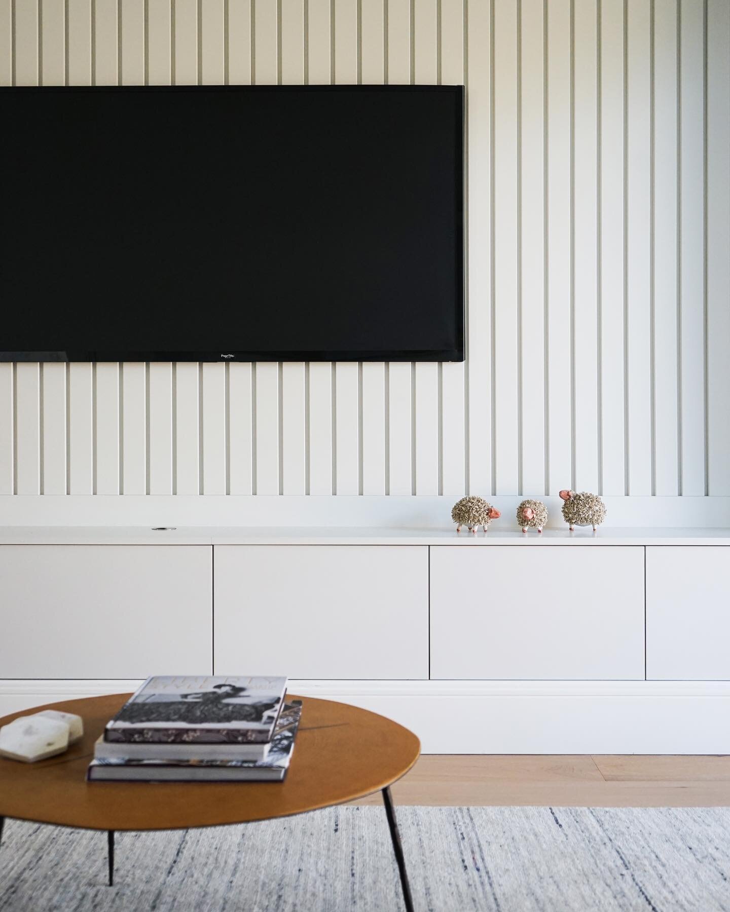 ENTERTAIN
A subtle panelled wall with built-in lower cabinets creates a minimal and functional entertainment feature wall
⌂
⌂
⌂
#designbuild #architect #interiors #bhausliving #houses #interiordesign #luxuryhomes #modern #entertainment #craftsmanship