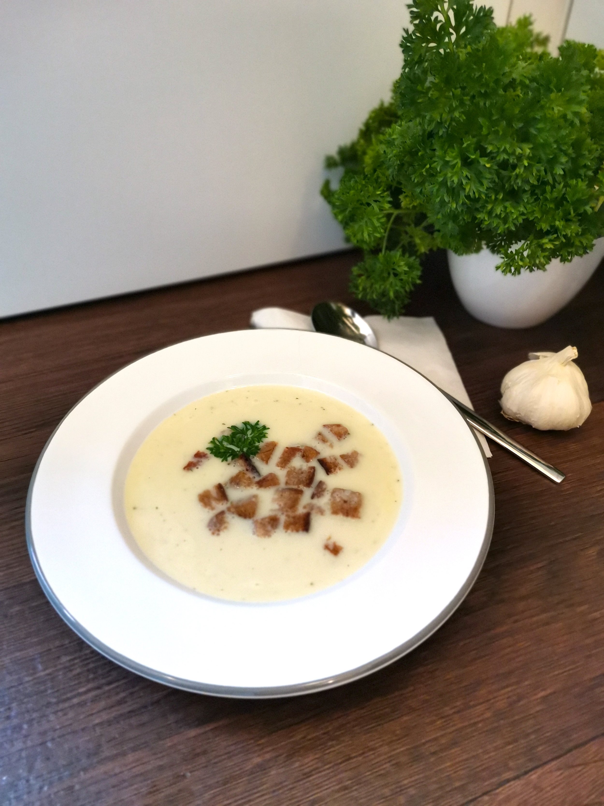 KNOBLAUCHSUPPE mit Knofel-Schwarzbrotwürferl