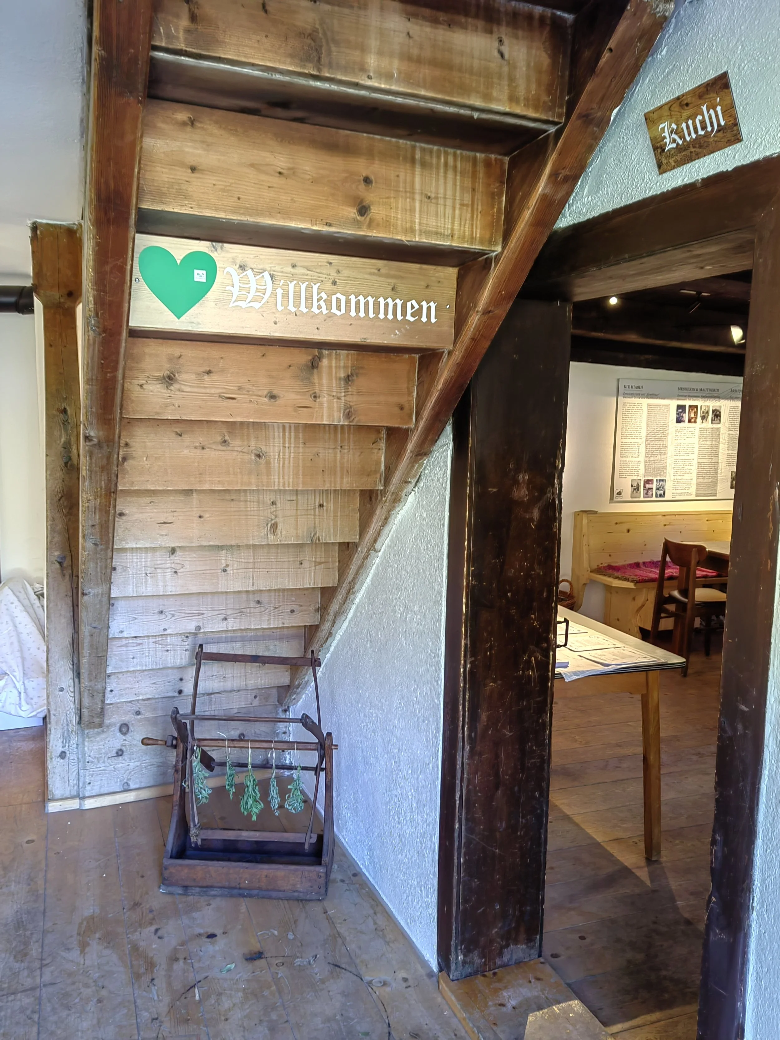 Mesnerhaus_EingangmitStiegeSichtinKüche_Kulturfux_IMG_20251012_110638.jpeg
