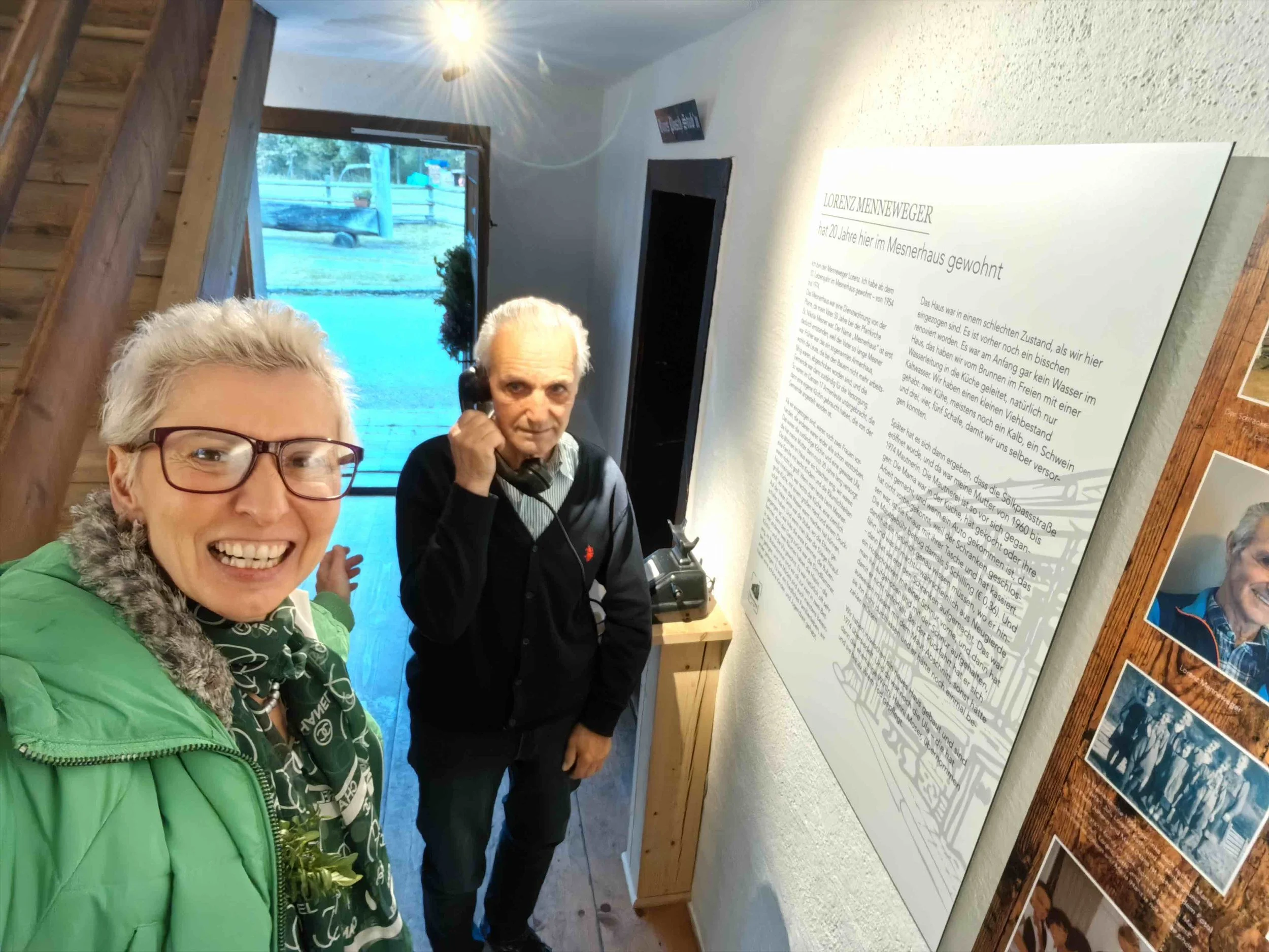 Mesnerhaus_Eröffnung_mitLorenzMennewegerbeimTelefonieren_Kultrufux_IMG_20251011_175741.jpeg