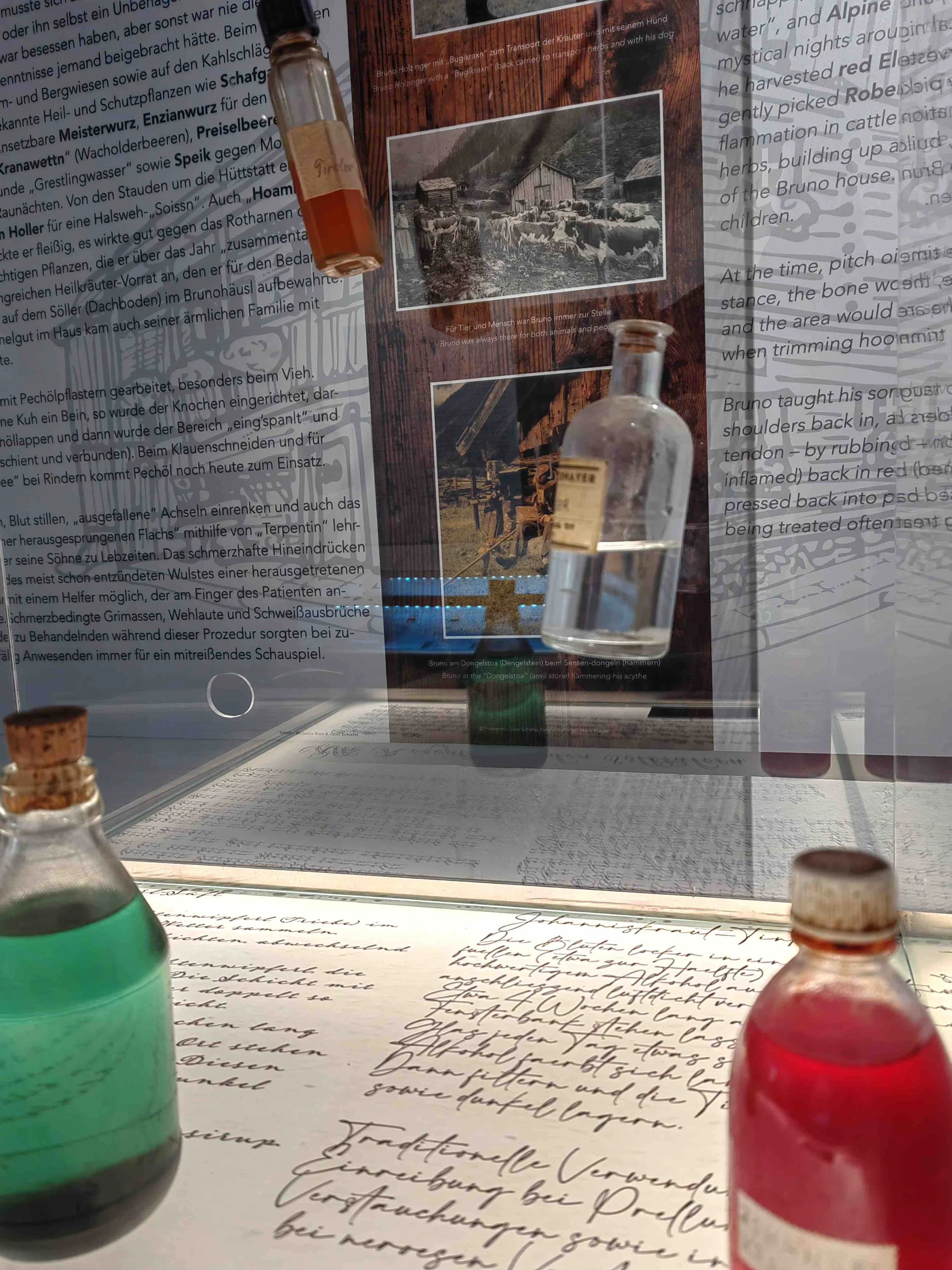 Mesnerhaus_OG_BrunoHolzinger_Flascherlvitrine_Kulturfux_IMG_20251010_144341.jpeg