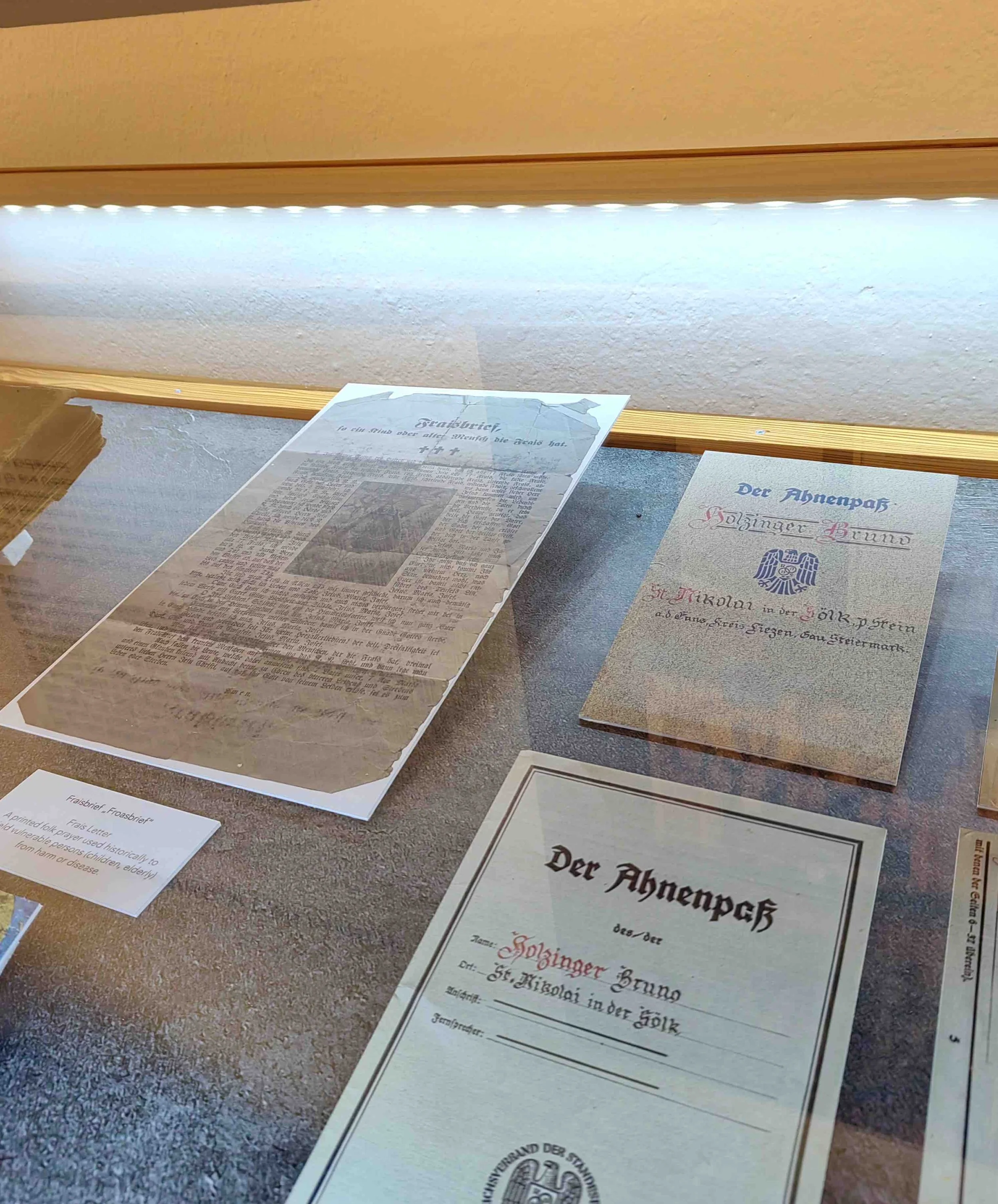 Mesnerhaus_OG_BrunoHolzinger_VitrineAhnenpass_Kulturfux_IMG_20251010_144311.jpeg