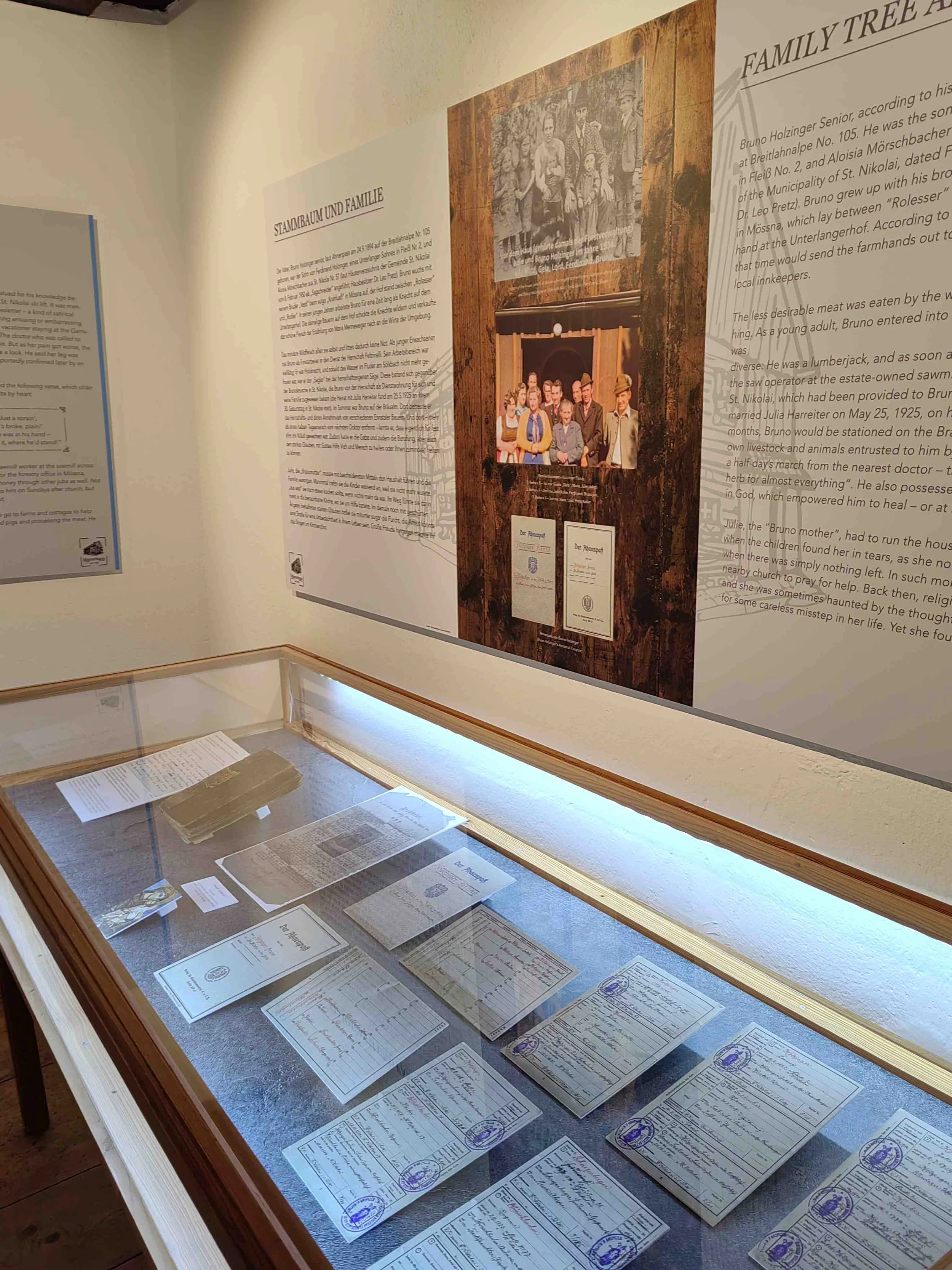 Mesnerhaus_OG_BrunoHolzinger_VitrineAhnenpassmitTafel_Kulturfux_IMG_20251010_144306.jpeg