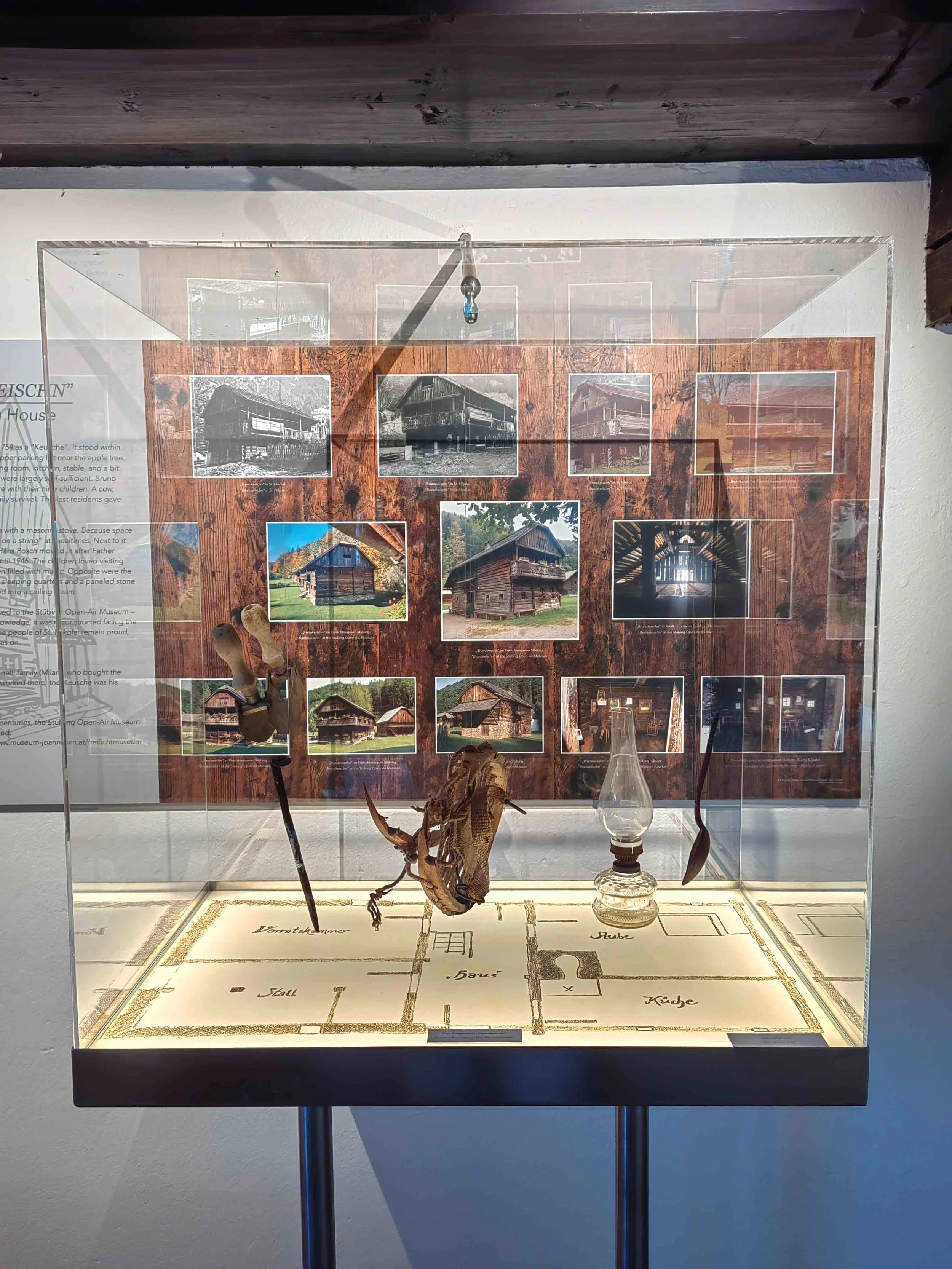 Mesnerhaus_OG_BrunoHolzinger_VitrineKeuschnmitTafel_Kulturfux_IMG_20251010_144226.jpeg