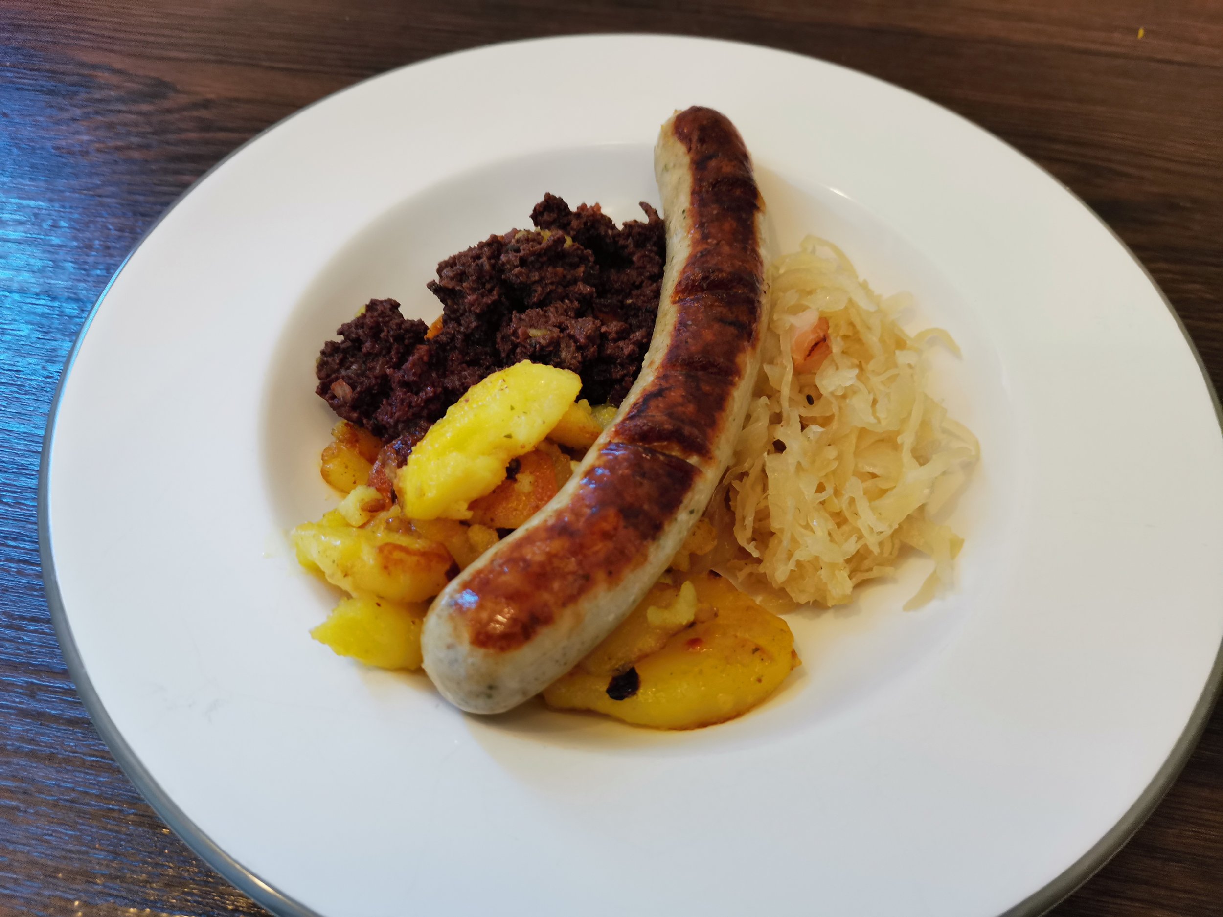 BratwurstmitSauerkrautKartoffelschmarrn.jpeg