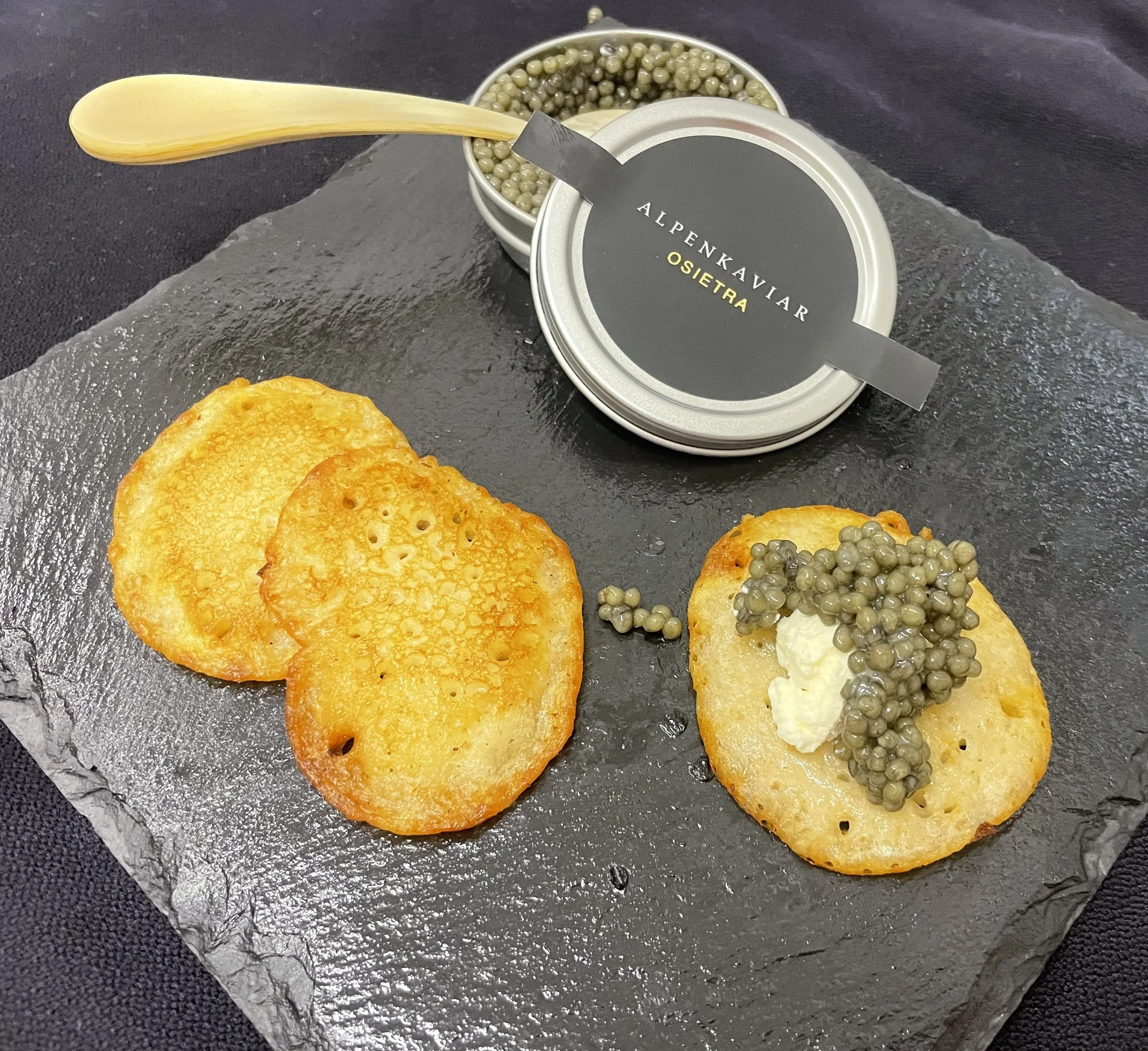 Buchweizen-Blinis mit Kaviar und Creme fraiche