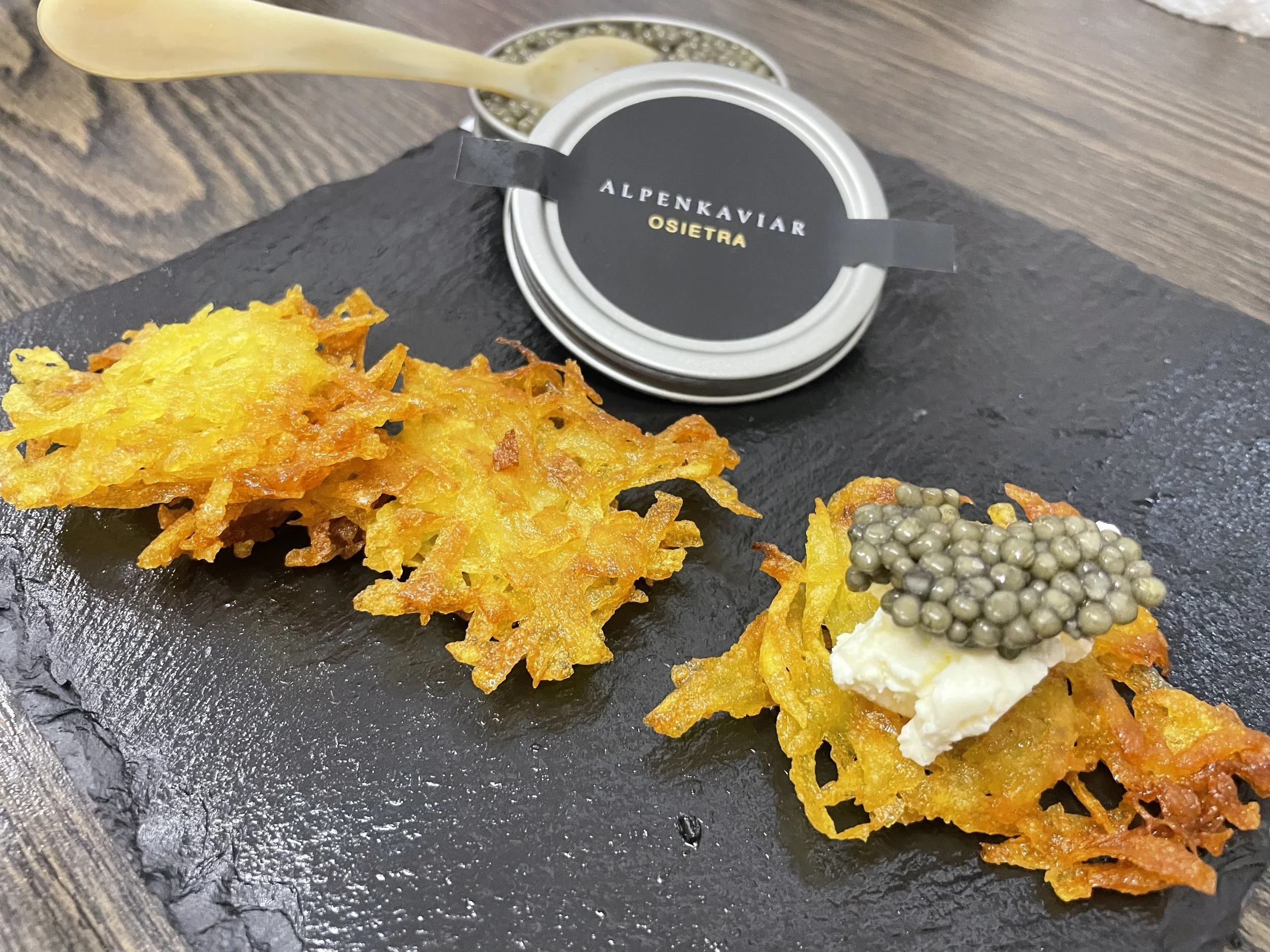 Kartoffelpuffer für Paul mit Kaviar und Creme fraiche