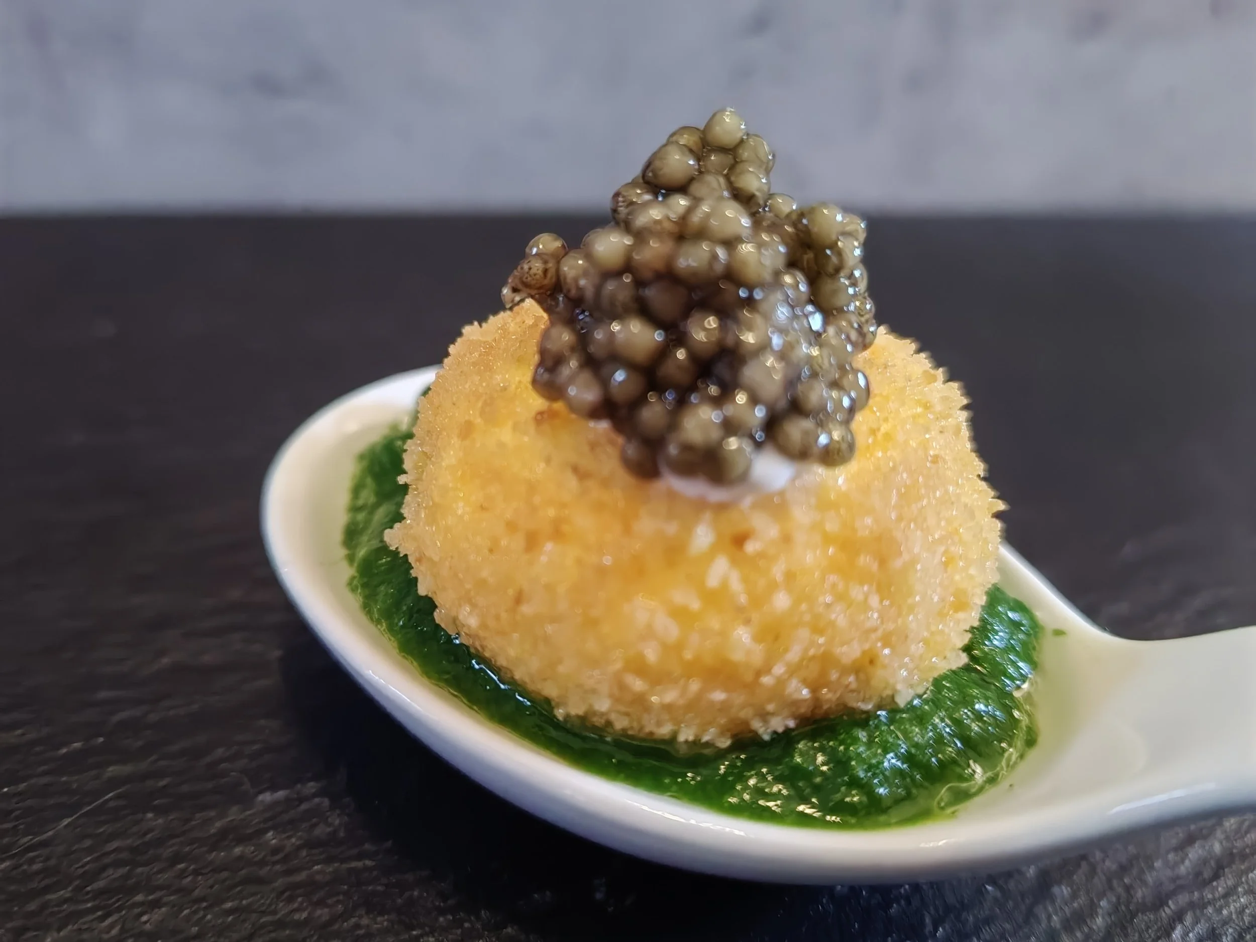 GEBACKENES EIGELB mit Spinat und Kaviar