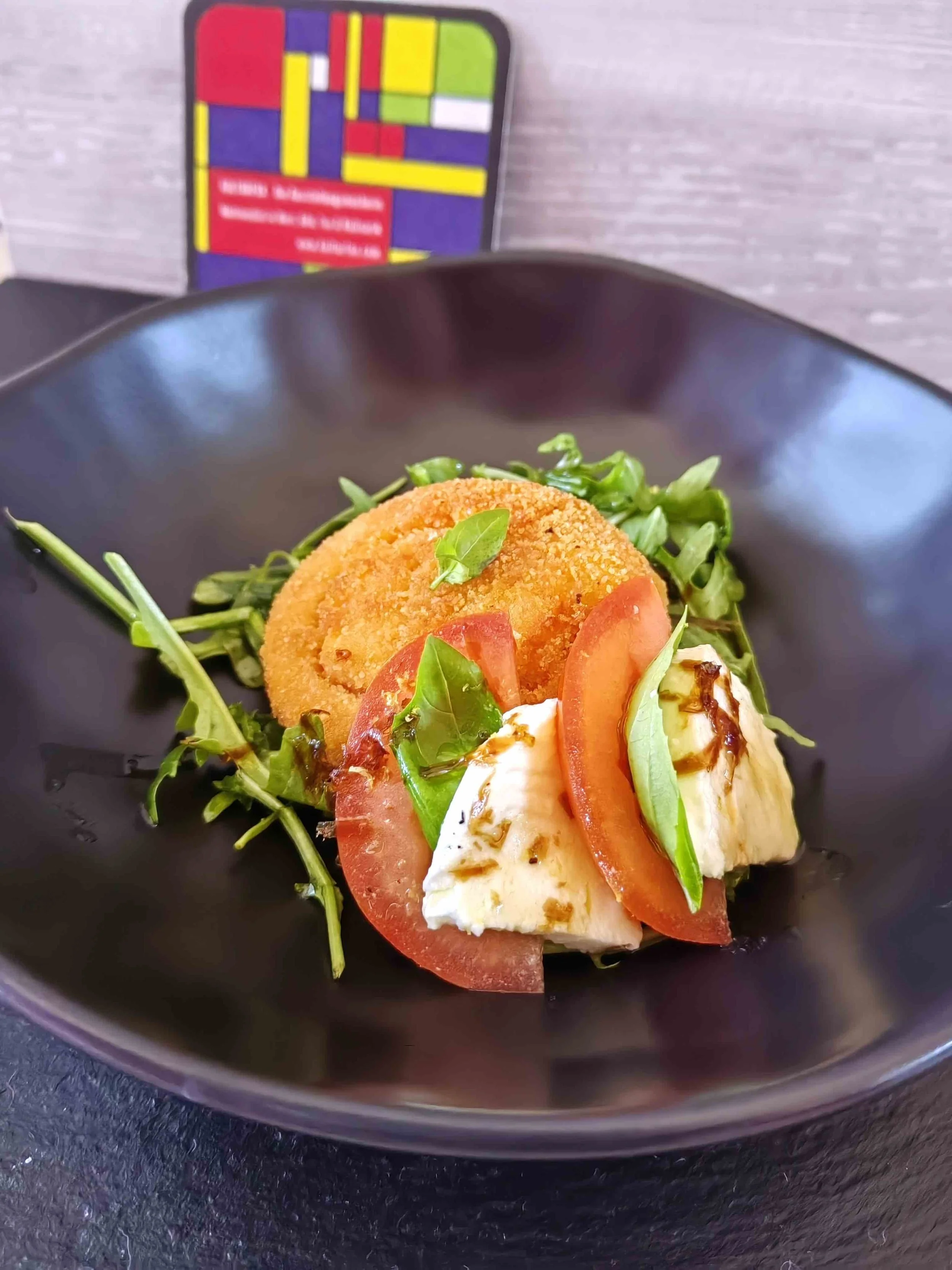 Tomaten_Mozarella_gebacken_aufschwarz_IMG_20260529_163236 Kopie.jpeg