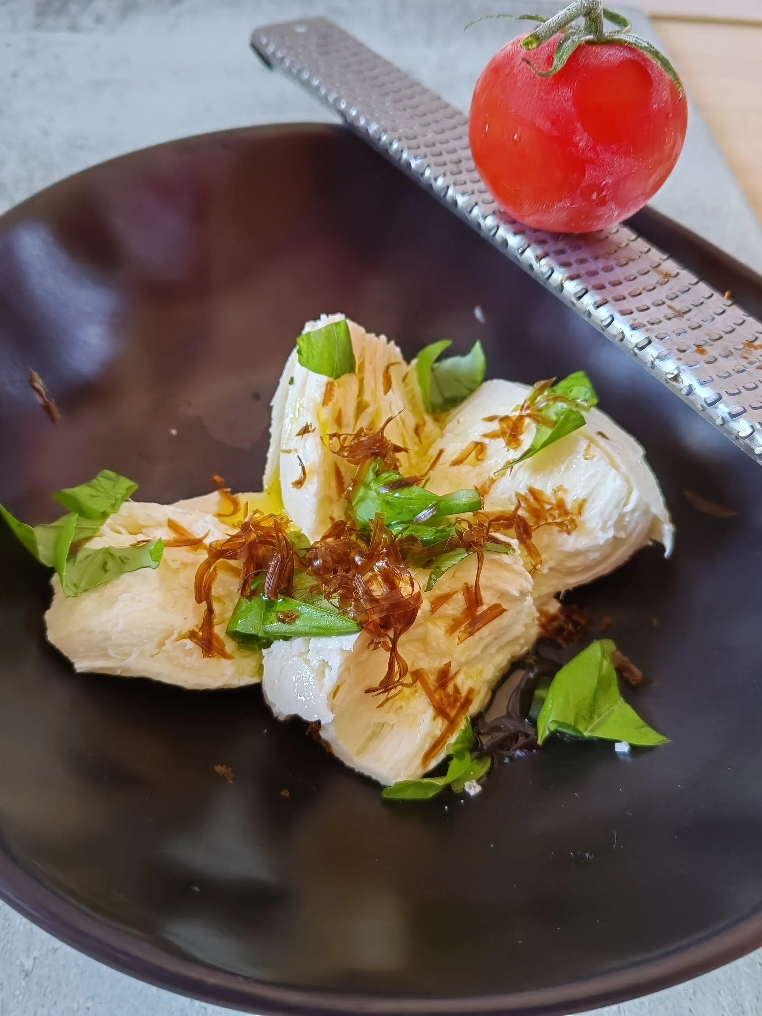 FROZEN CAPRESE – GEFRORENE TOMATE auf MOZZARELLA