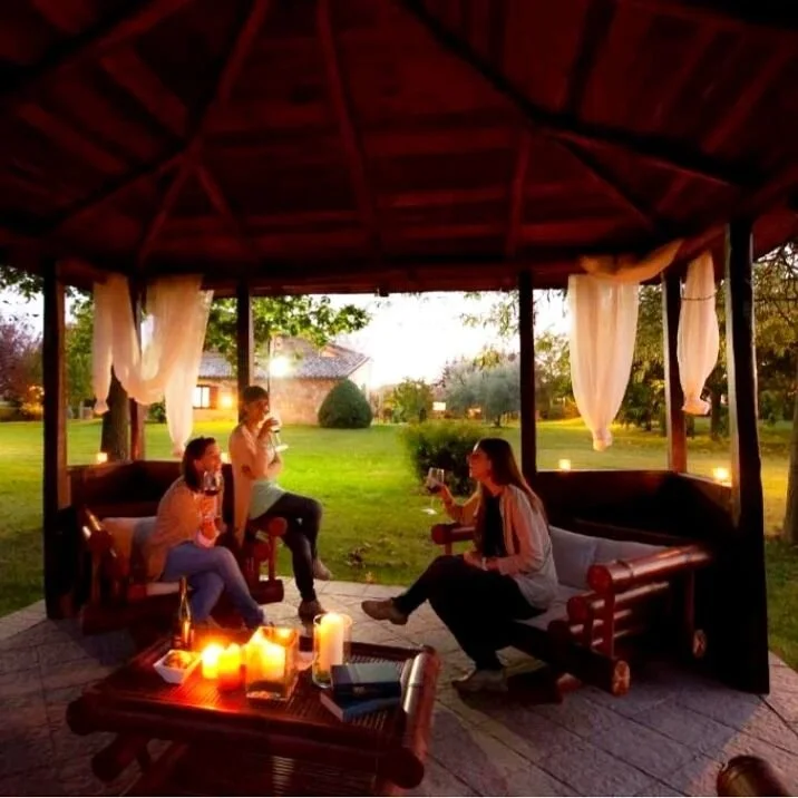 It's time to relax 🍷
#relax #friends #wine #enjoy #farmhouse #italy #country #travelling #cerqueto #agriturismocerqueto
