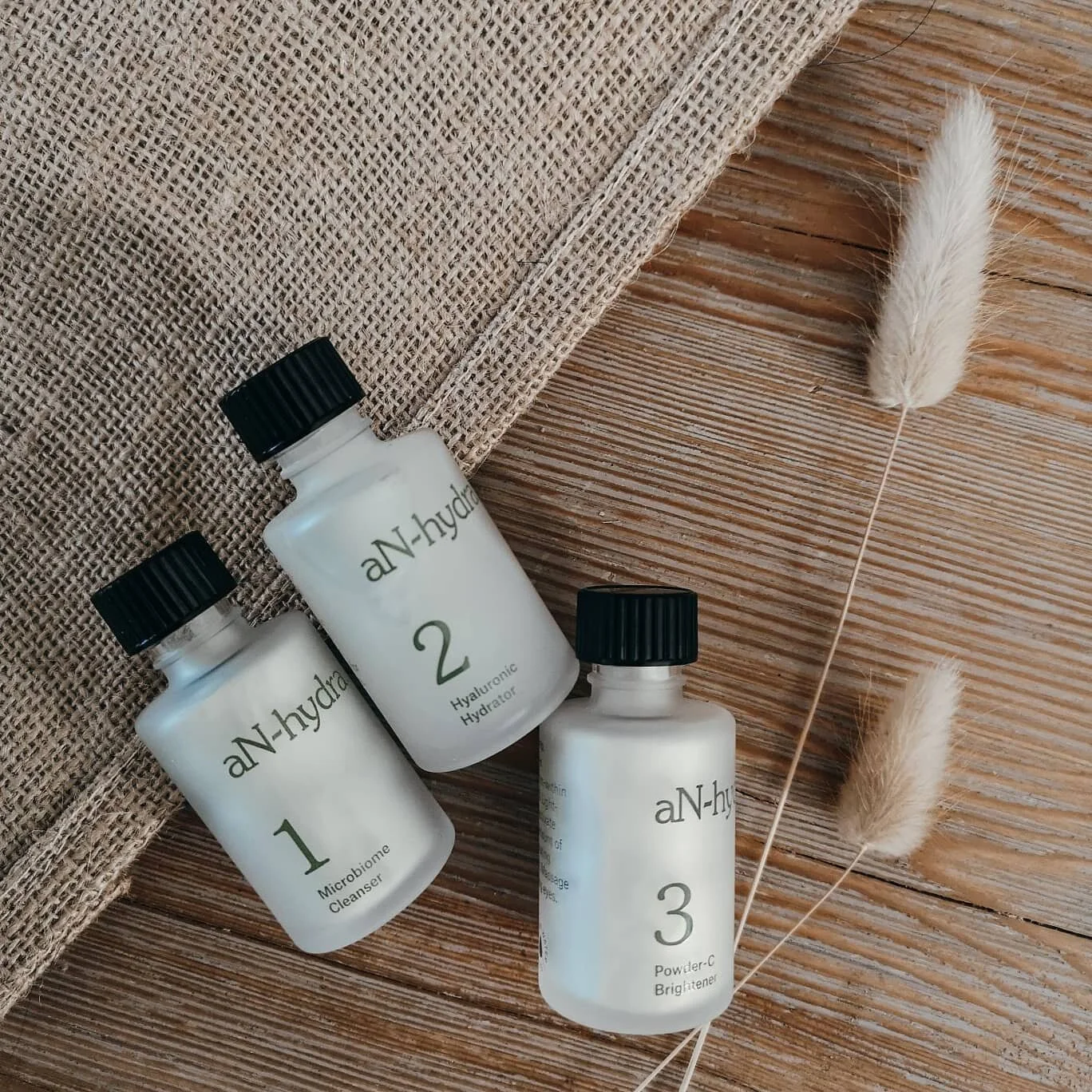 I love learning about new skincare products and @anhydra definitely ticks all of my boxes. Simplified my routine with their line up of water-activated formulas. Now that I'm back to work and juggling the kids and school, I need things that are quick 